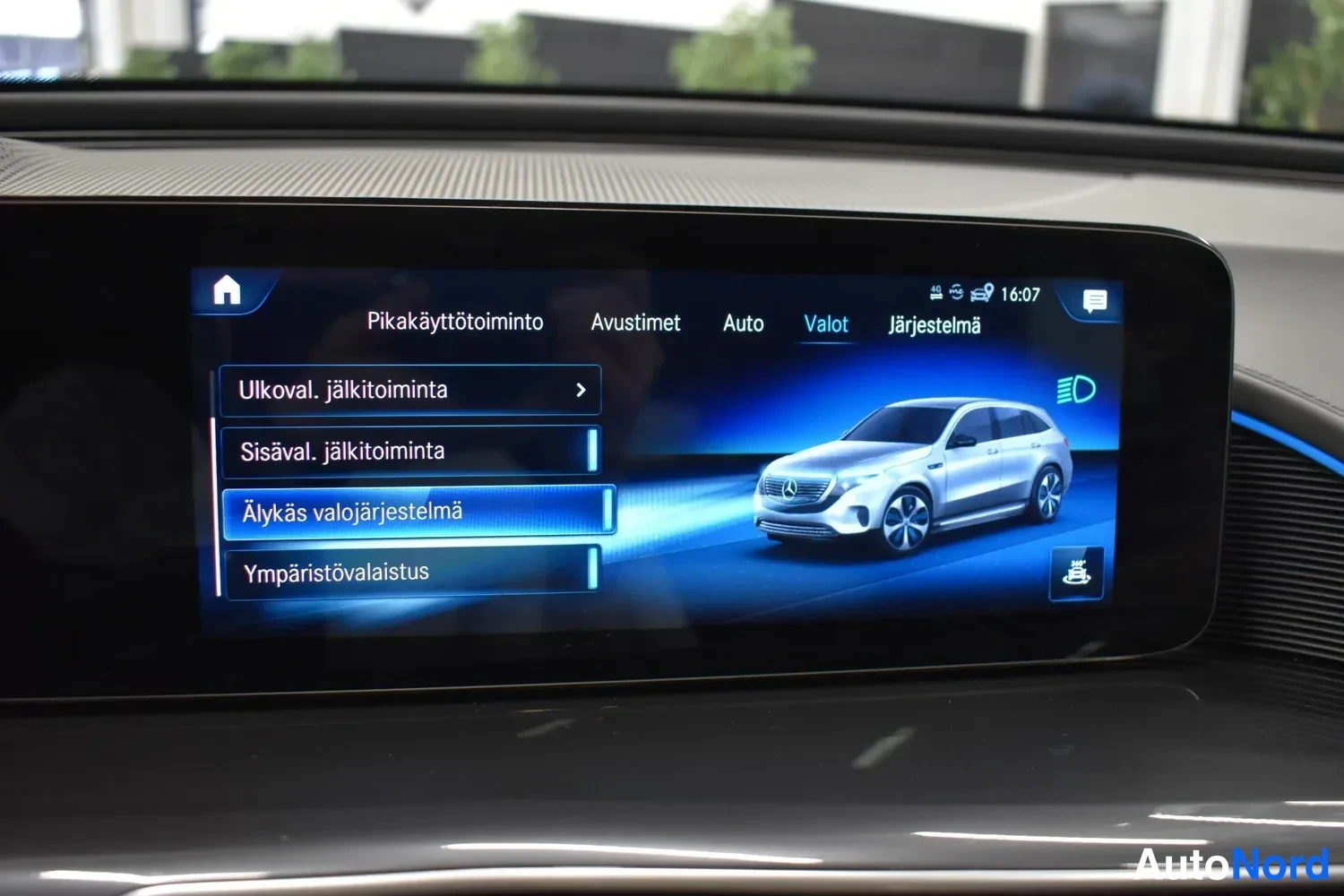 Yksityiskohta: Mercedes-Benzin infotainment-näyttö Valot-valikossa, jossa on valittuna Älykäs valojärjestelmä.