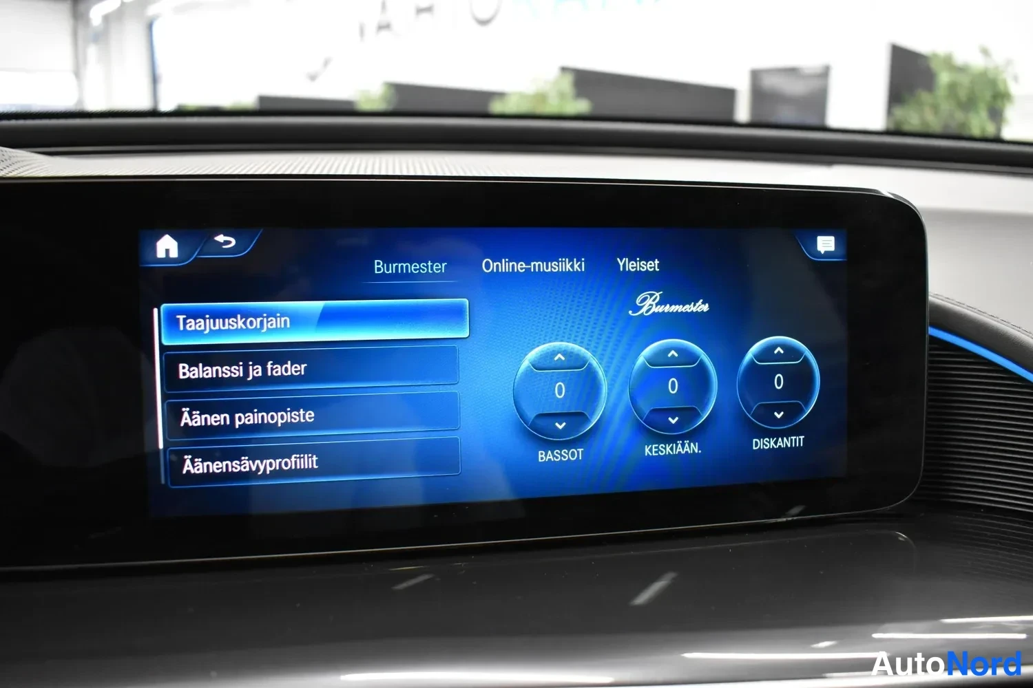 Yksityiskohta: Mercedes-Benzin infotainment-näytön ääniasetukset Burmester-valikossa, jossa säädöt Taajuuskorjain, Bassot, Keskiaän ja Diskantit näkyvät nollina.