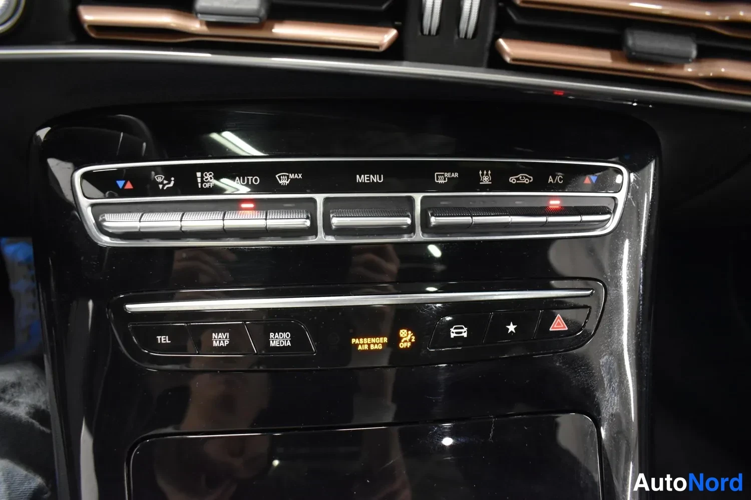 Muu: Keskikonsolin kiiltävänmusta paneeli ilmastointilaitteen ja median painikkeilla: AUTO, MAX, MENU, REAR, A/C, TEL, NAVI MAP, RADIO MEDIA, PASSANGER AIR BAG OFF.