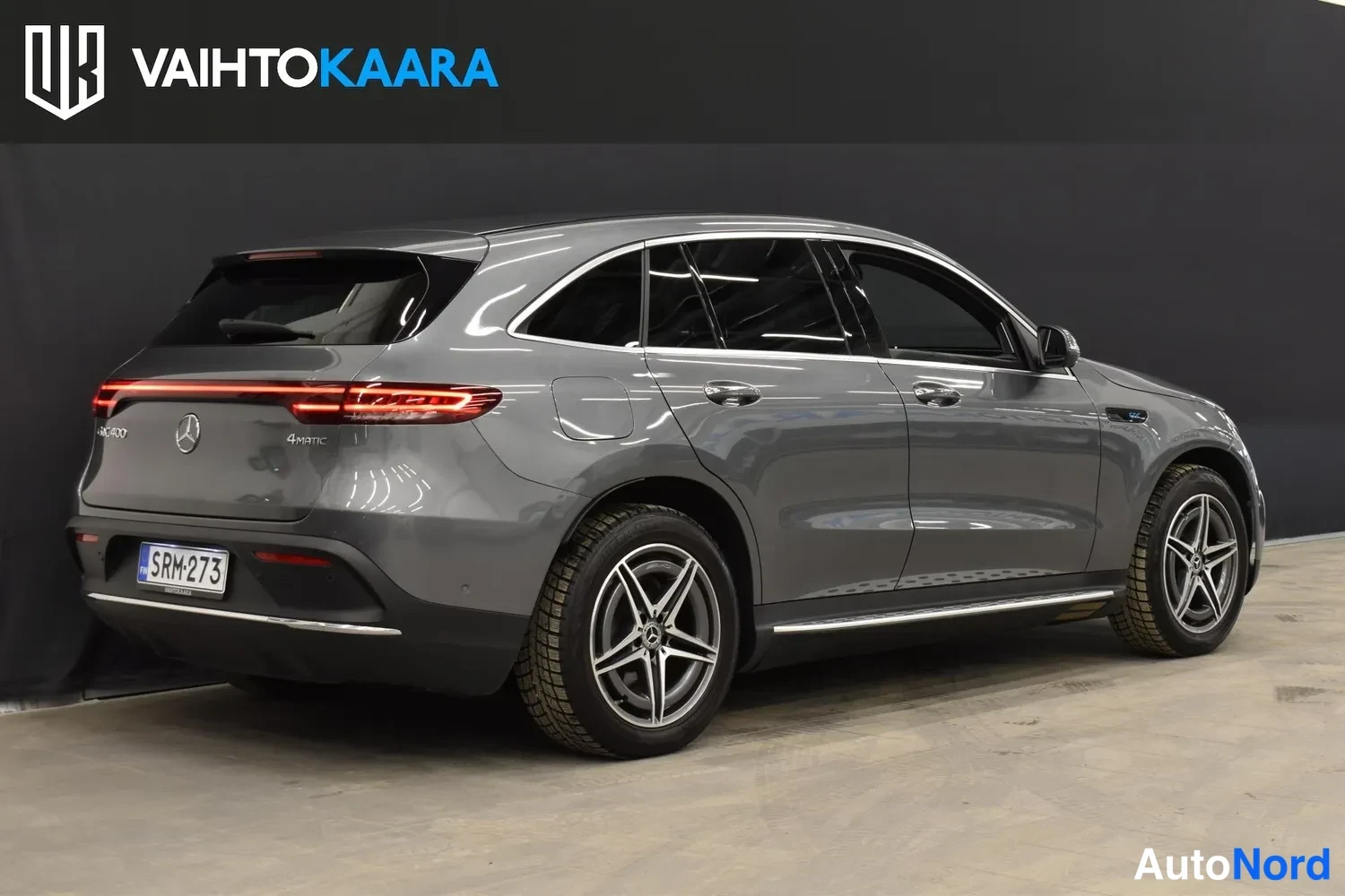 Takaviisto: Mercedes-Benz EQC, harmaa, takakulma oikealta; takavalot, takaluukki ja oikea kylki näkyvät, rekisteritunnus.