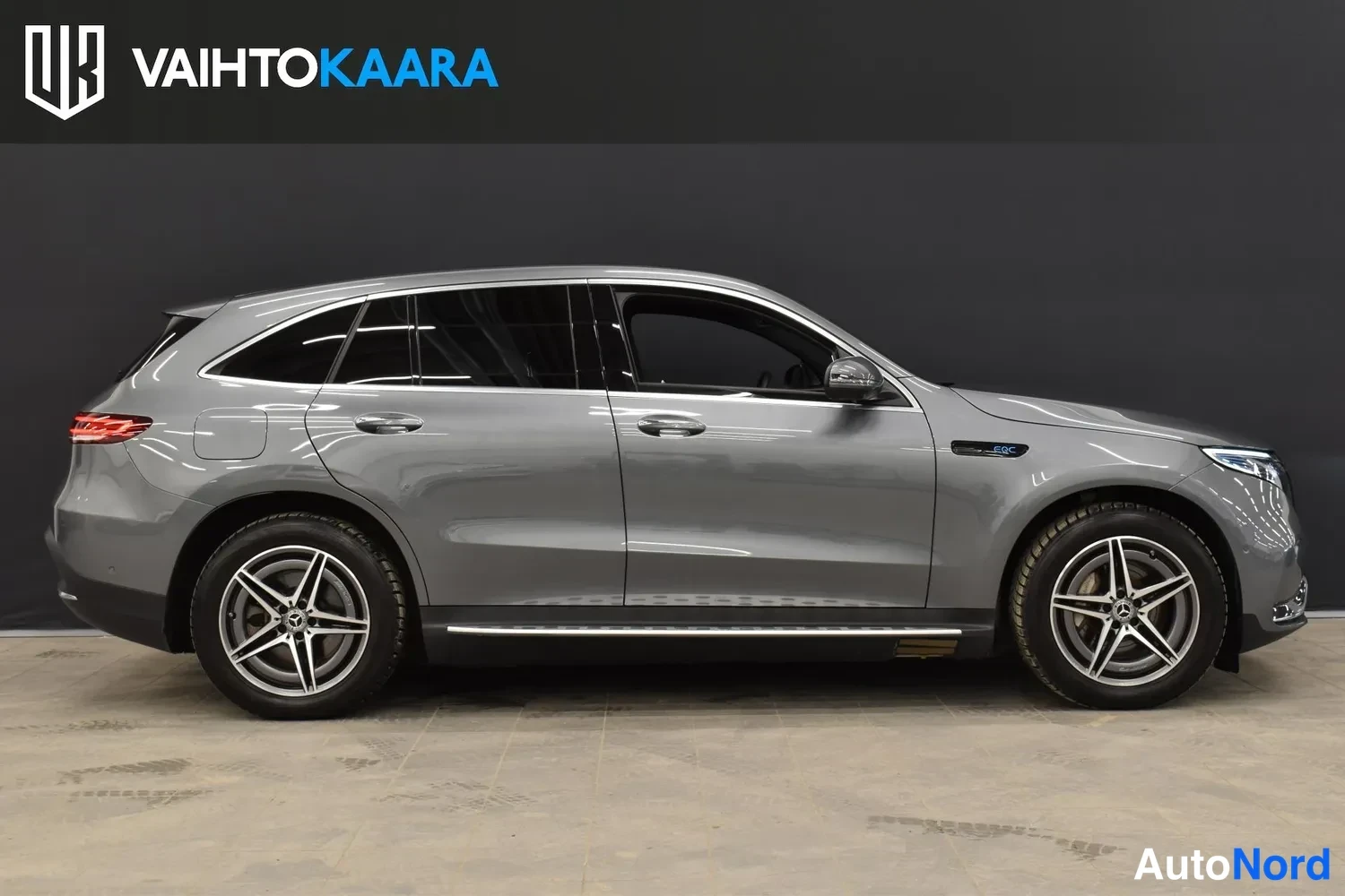 Sivulta: Harmaa Mercedes-Benz EQC -sähköauto sivulta kuvattuna studiossa.