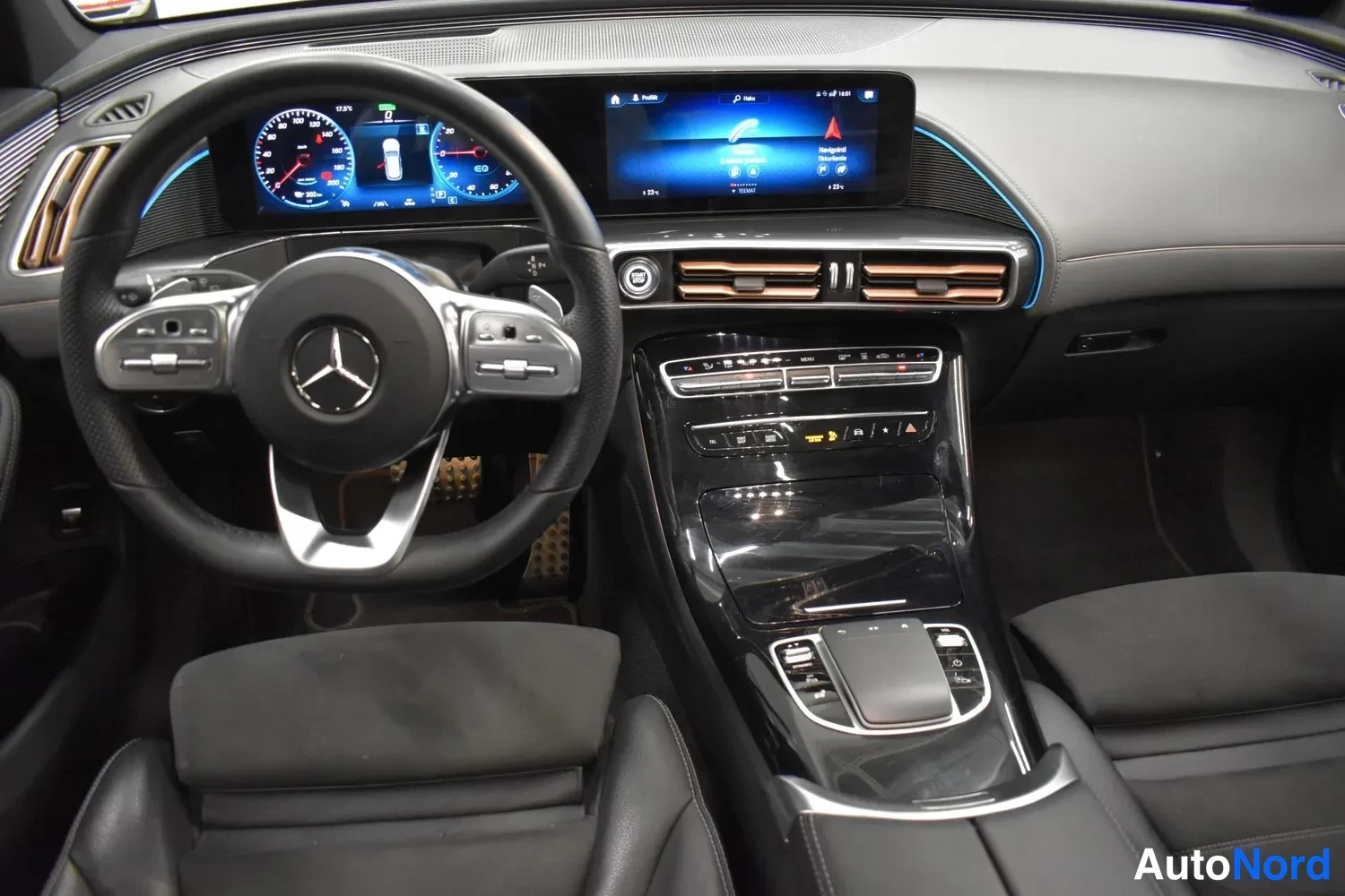 Muu: Mercedes-Benzin ohjaamo: ohjauspyörä, digitaaliset mittarit ja keskikonsolin näyttö mustaa sisustaa.