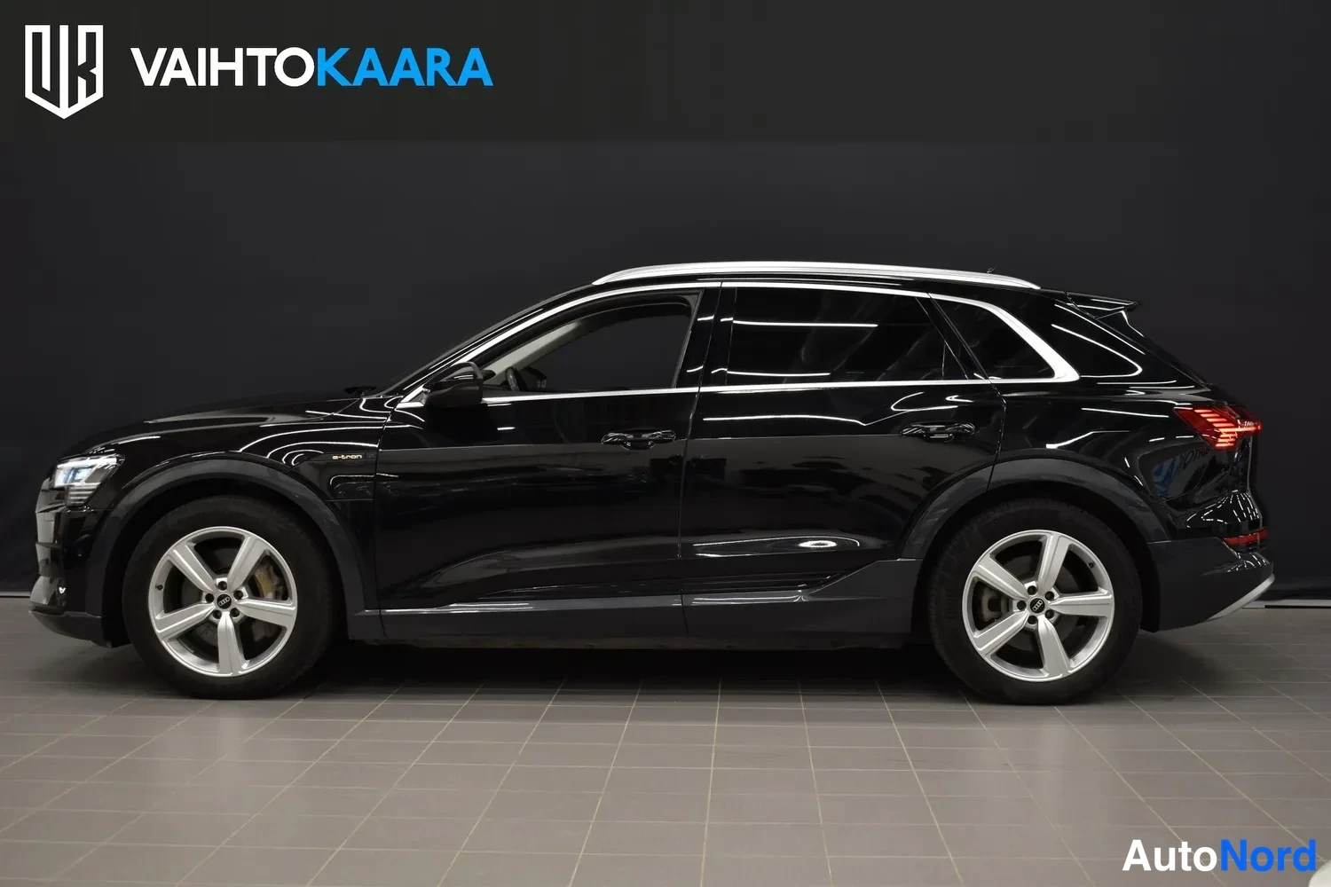 Musta Audi e-tron 55 2021, sivulta, kuva 6