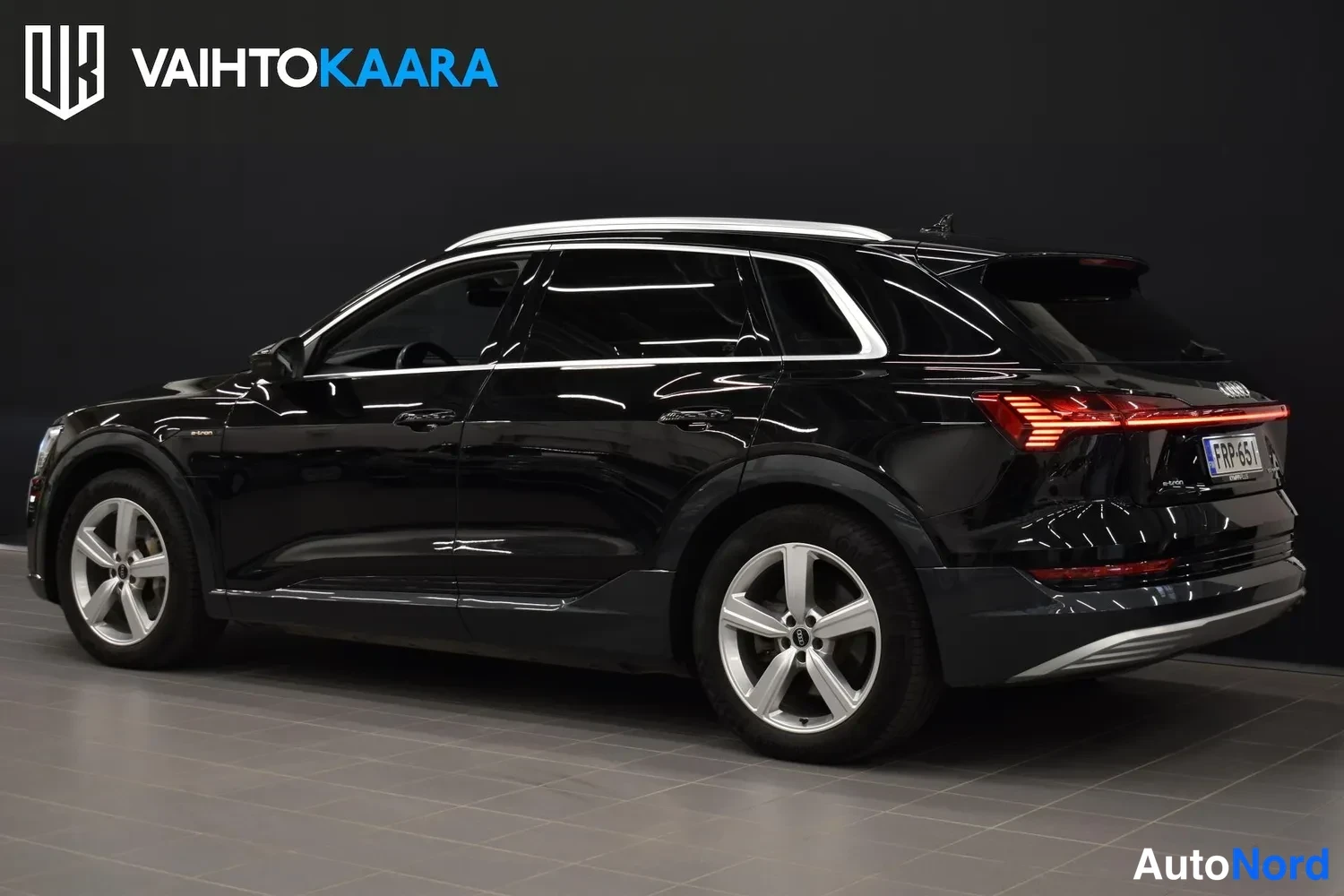 Musta Audi e-tron 55 2021, takaviisto, kuva 9