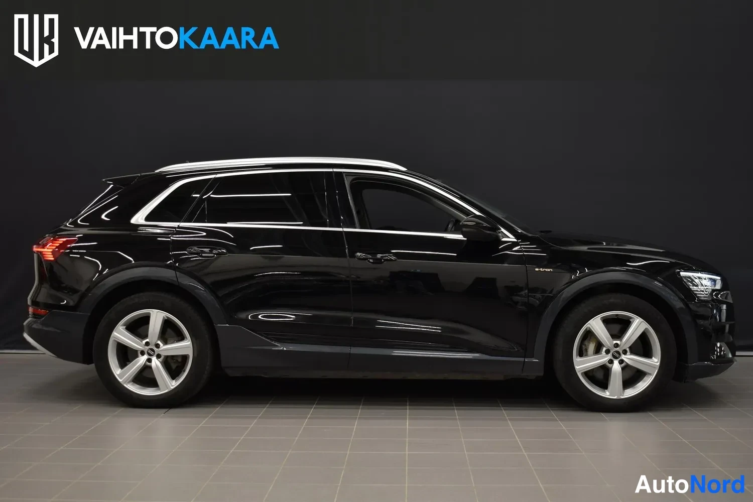 Musta Audi e-tron 55 2021, sivulta, kuva 7