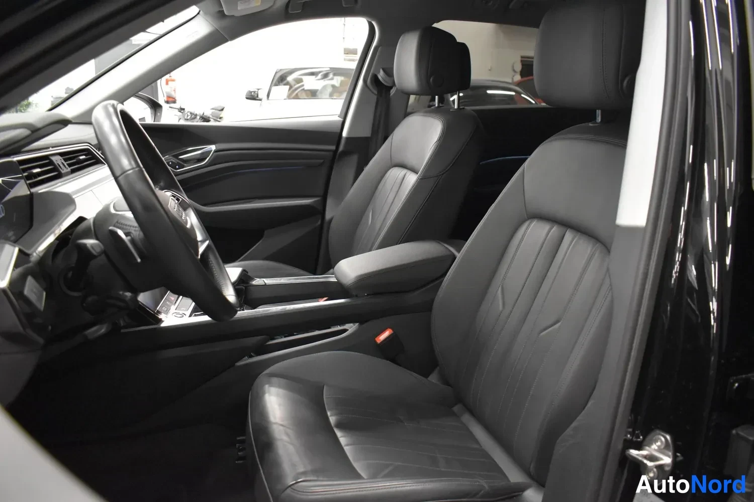 Musta Audi e-tron 55 2021, etuistuimet, kuva 20