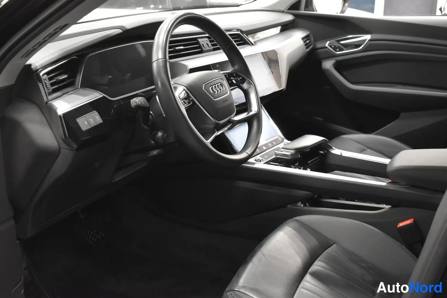 Musta Audi e-tron 55 2021, ohjaamo, kuva 18