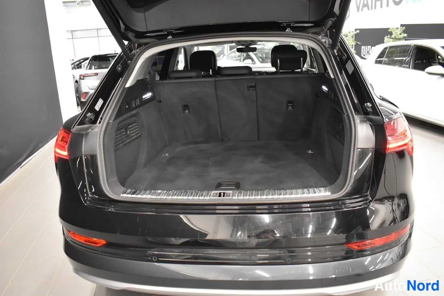 Musta Audi e-tron 55 2021, tavaratila, kuva 22