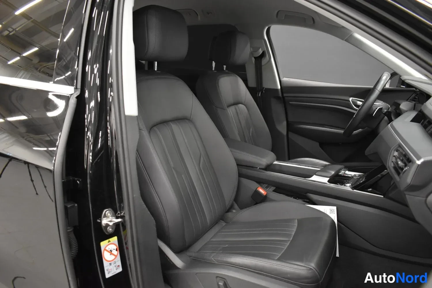 Musta Audi e-tron 55 2021, etuistuimet, kuva 19