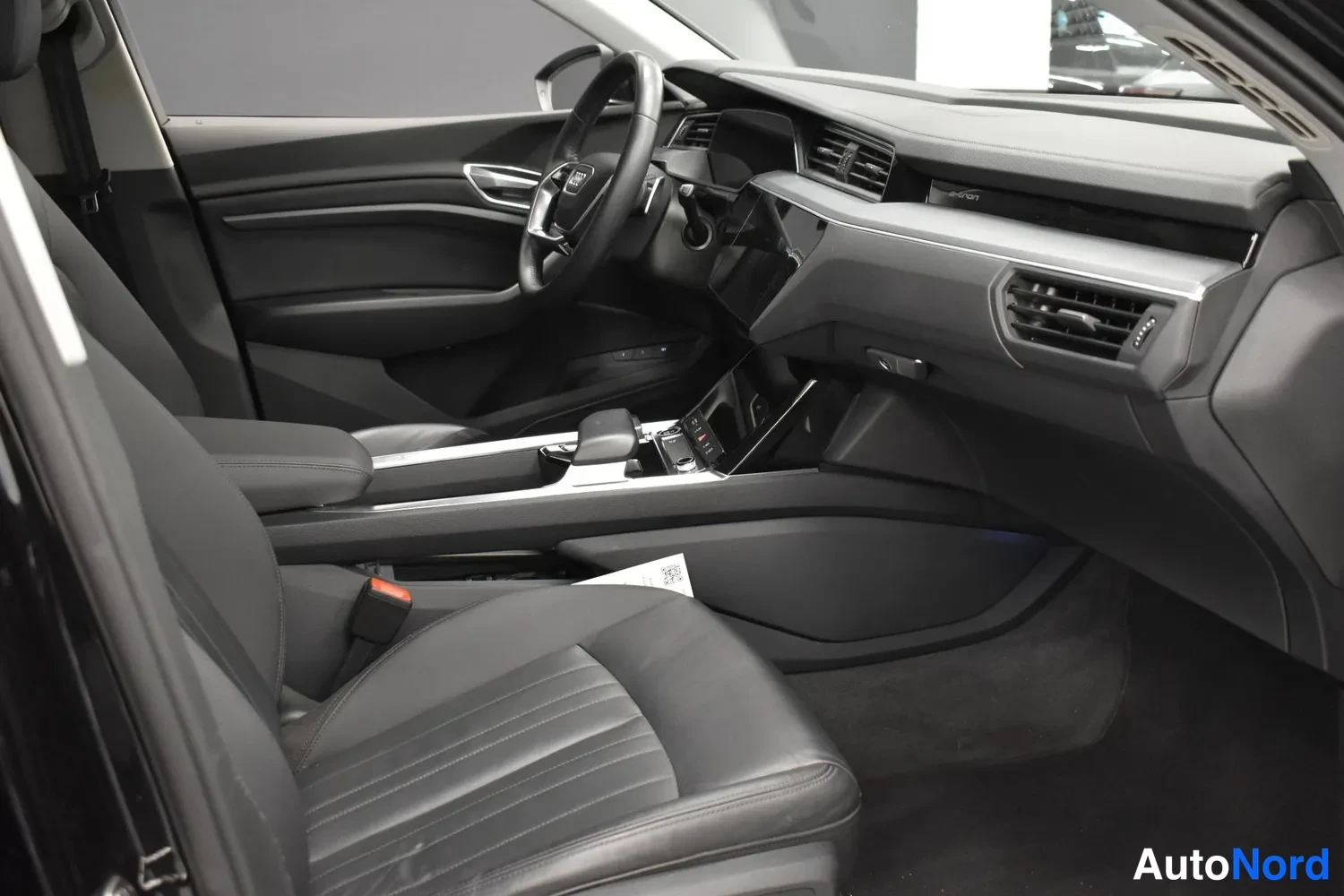 Musta Audi e-tron 55 2021, ohjaamo, kuva 17