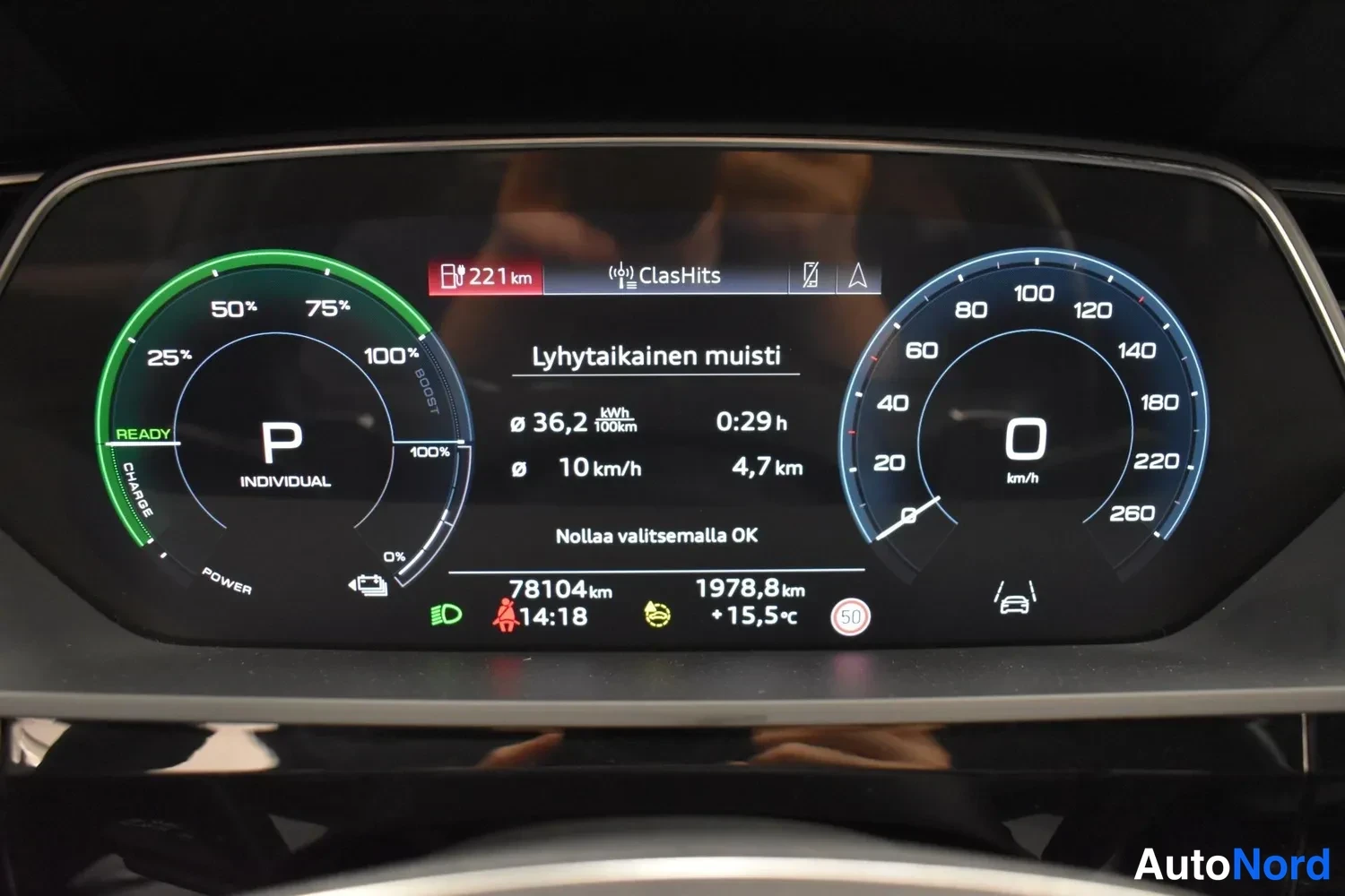 Musta Audi e-tron 55 2021, yksityiskohta, kuva 27