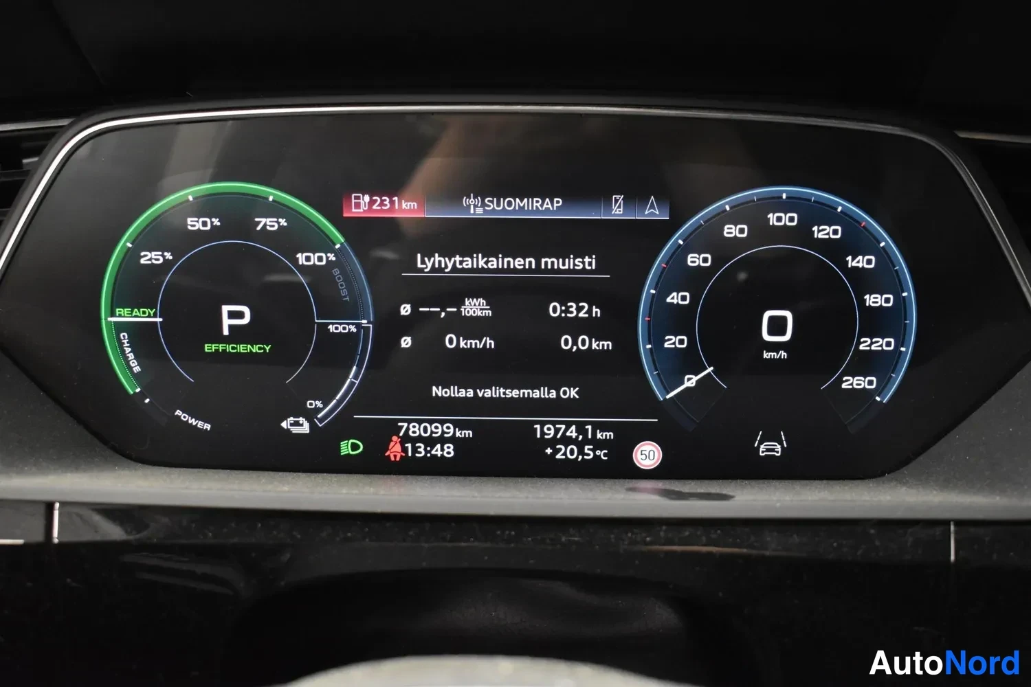Etuviisto, nokka vasemmalle: Digitaalinen mittaristo: suomi-kielinen näyttö, P-vaihde, 78099 km, 13:48 ja +20,5 °C, akku- ja nopeusmittarit.