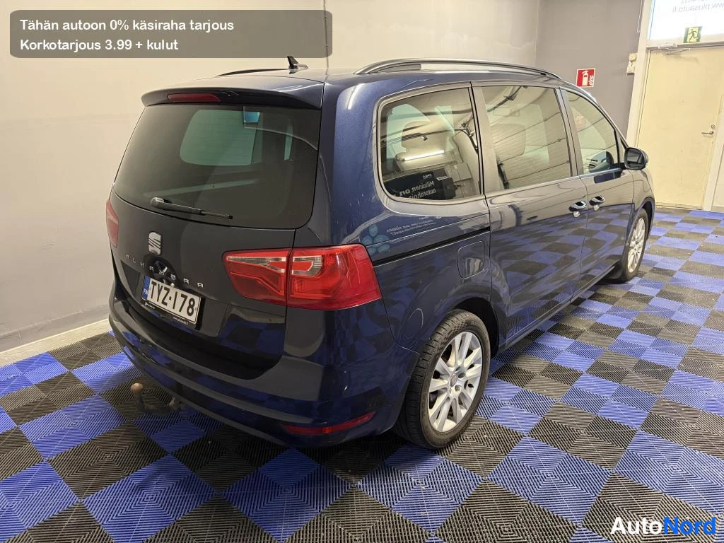 Takaviisto: Takaviistokuva tummansinisestä Seat Alhambrasta: punaiset takavalot, ALHAMBRA-teksti ja SEAT-merkki takaluukussa, rekisterikilpi, kattokaiteet ja vetokoukun pal
