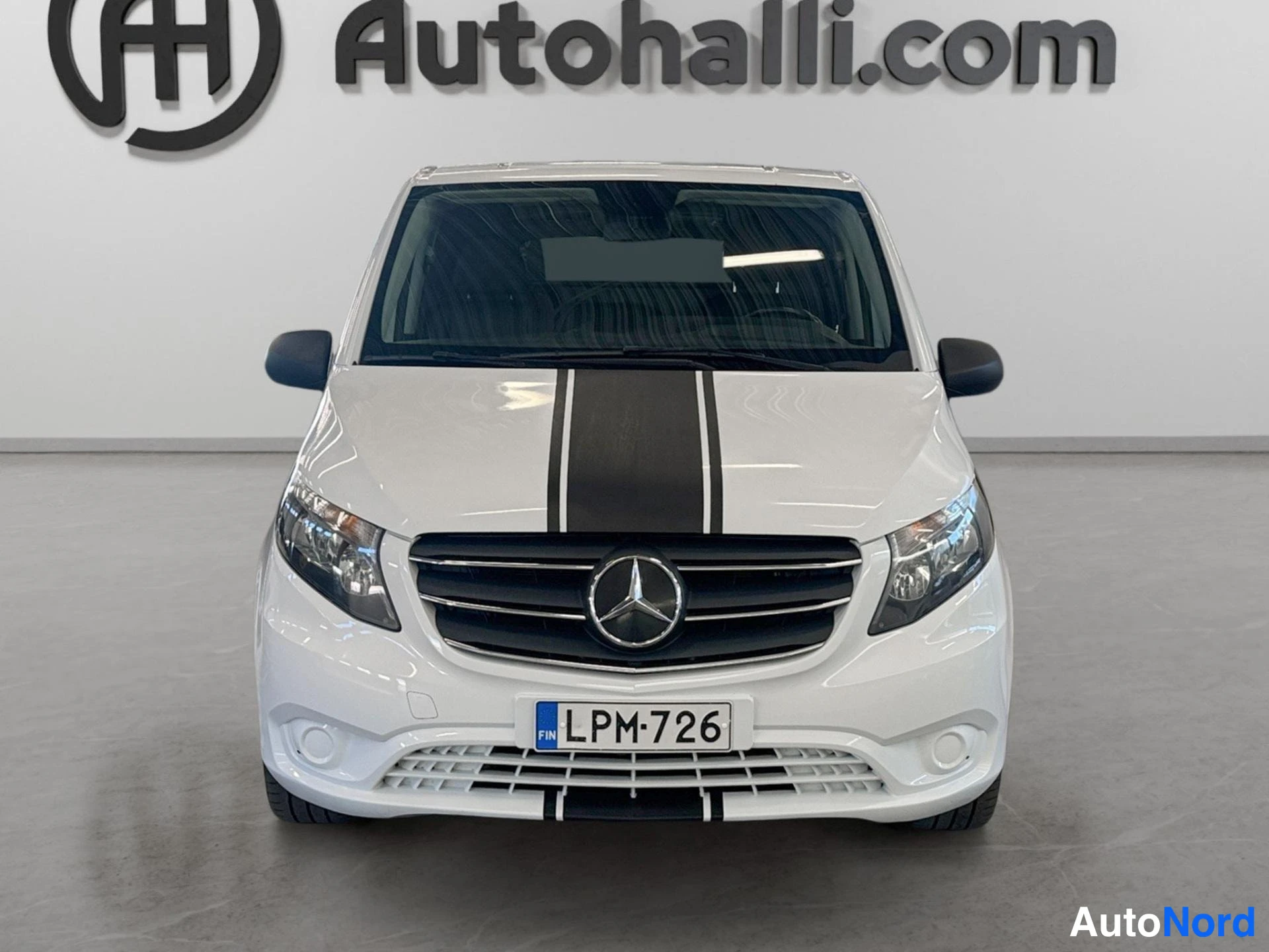 Edestä: Valkoinen Mercedes-Benz Vito edestä päin, rekisteritunnus