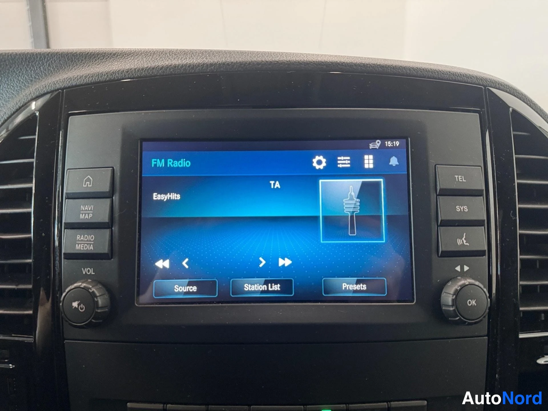 Yksityiskohta: Infotainment-näyttö FM Radio -näkymässä, kanavana EasyHits; alareunassa Source-, Station List- ja Presets-painikkeet.