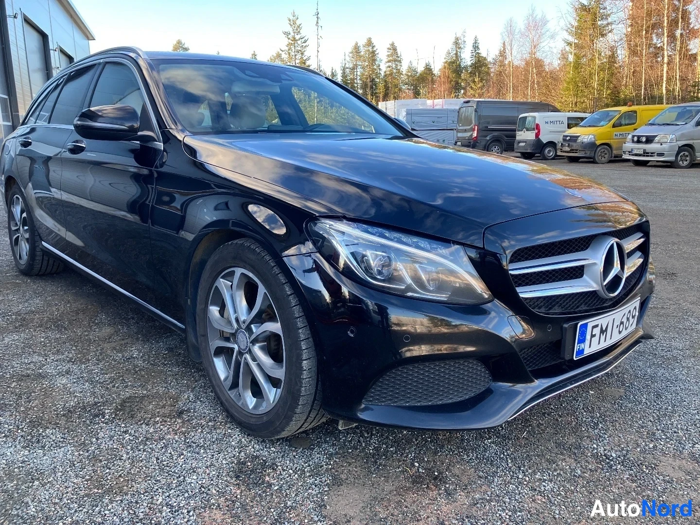 Etuviisto, nokka vasemmalle: Etu ja oikea sivu mustasta Mercedes-ASESTA-asentimesta etupään osoittaen. Grili on kuvan vasemmalla reunalla olevan takapyörän vaakasuorassa keskipiste