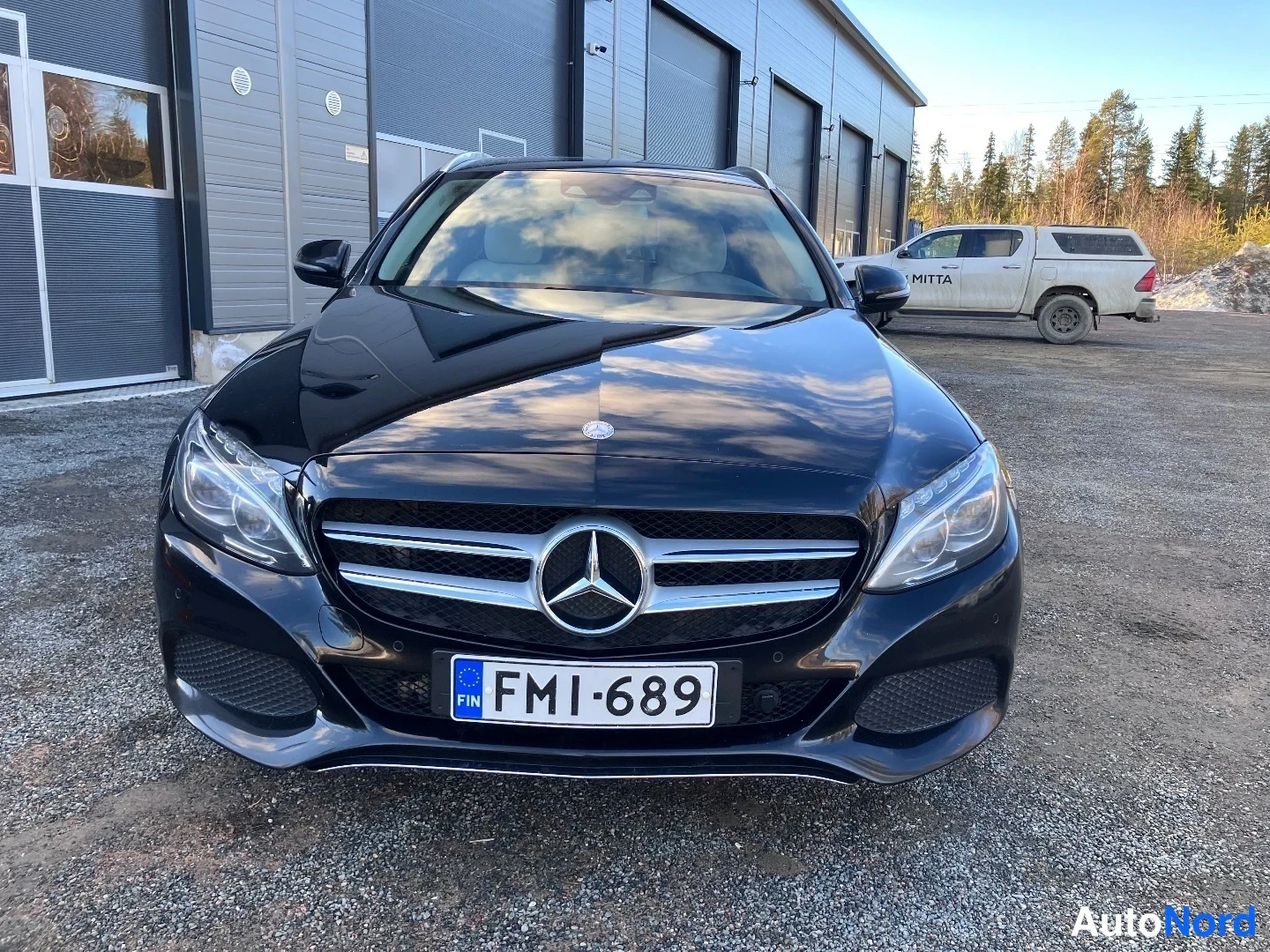 Edestä: Mustan Mercedes-tuhatkerran etu suoraan päin otettuna.