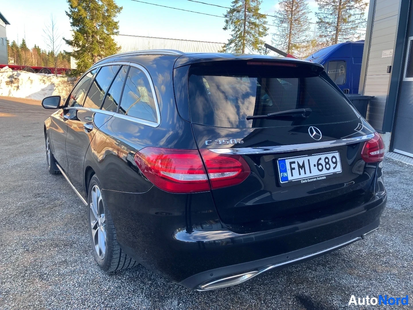 Takaviisto: Musta Mercedes C3506 -farmari takaa kolmasosakulmasta. Takavalot ja rekisterikilpi näkyvät selkeästi.