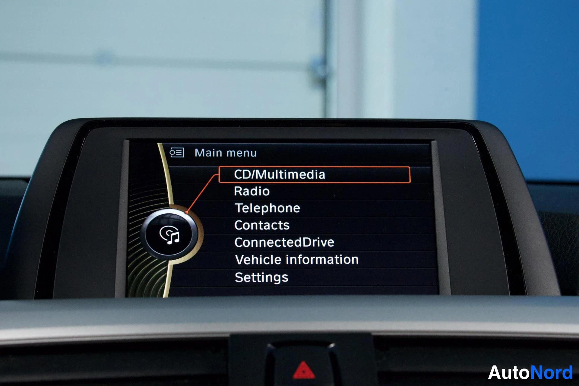 Yksityiskohta: Takinäytön valikko: Main menu, valittuna CD/Multimedia, lisäksi Radio, Telephone, Contacts, ConnectedDrive, Vehicle information ja Settings.