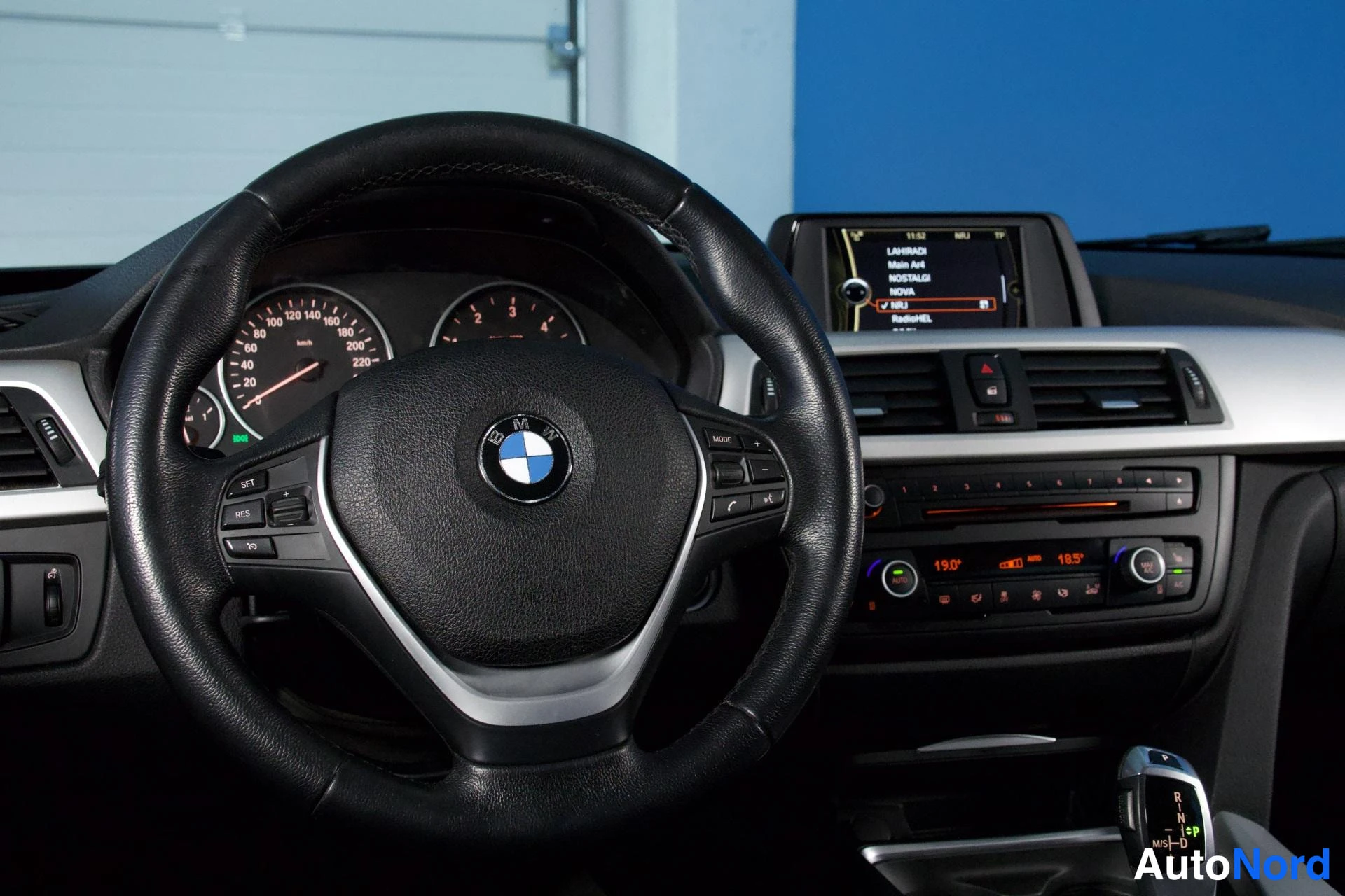 Muu: BMW-ohjauspyörä, mittaristo, navigaattorin ruutu ja keskikonsoli.