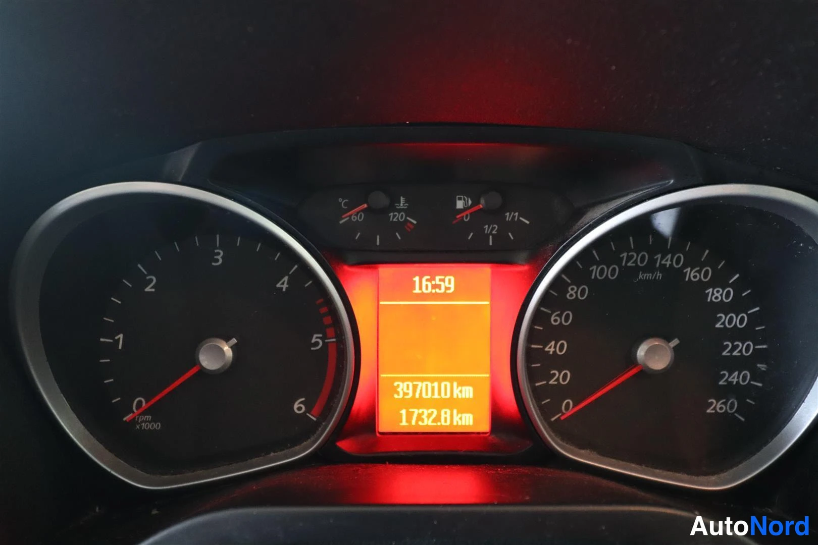 Muu: Mittaristo, matkamittari 397010 km.