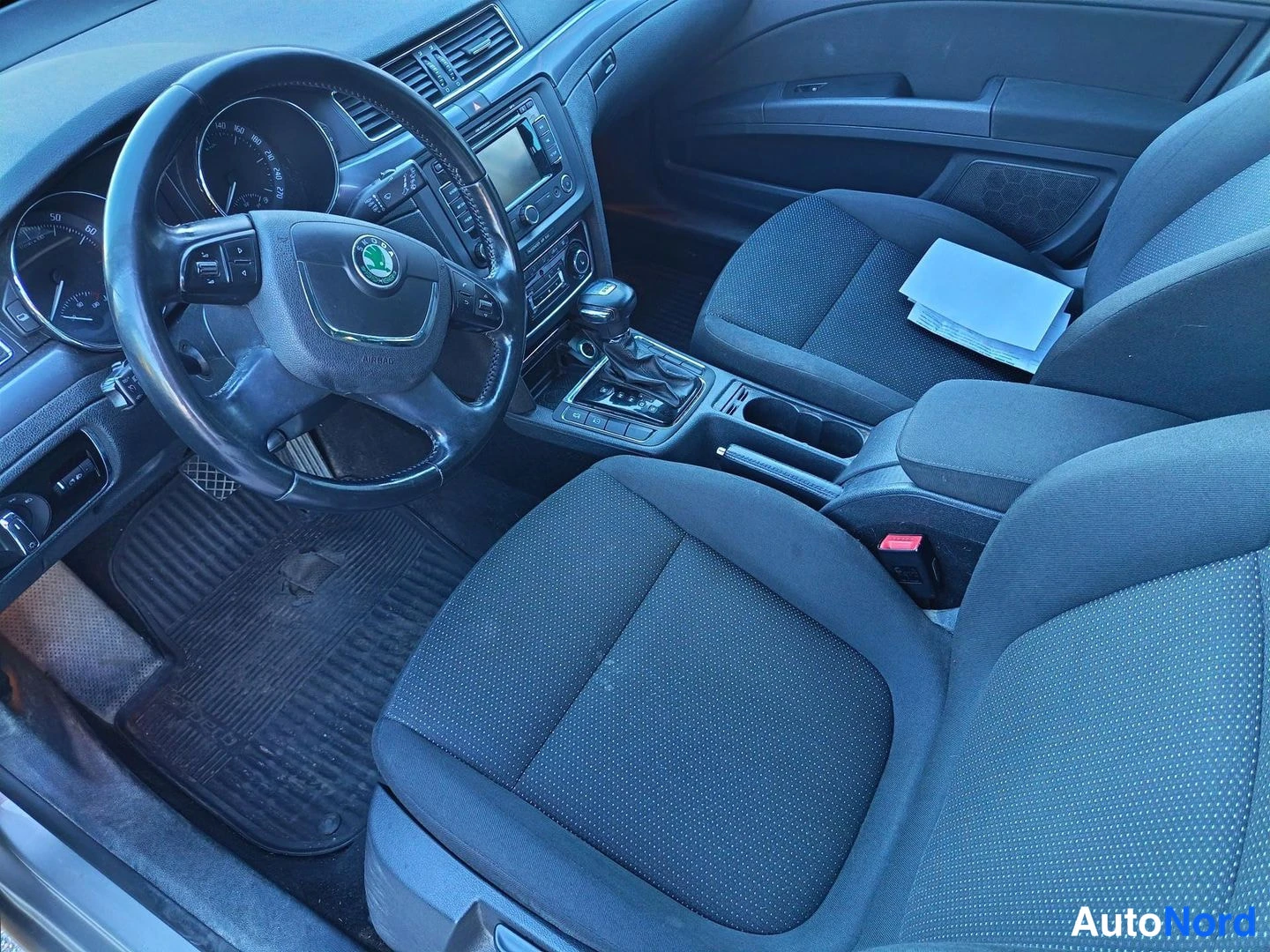 Hopea Skoda Superb 2012, ohjaamo, kuva 5