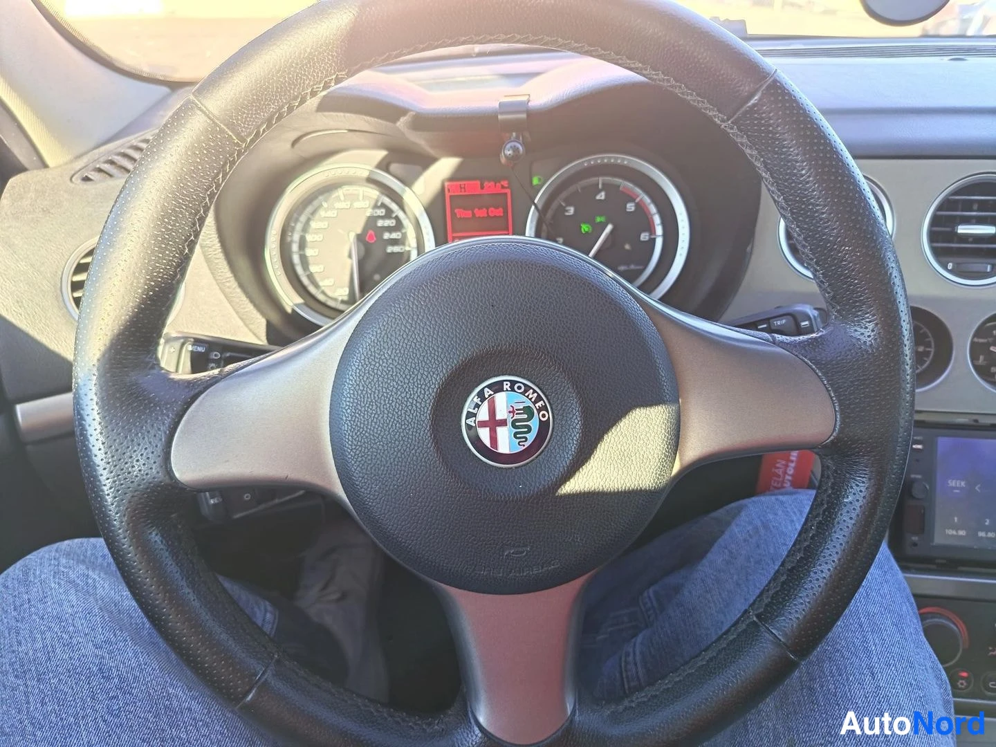 Muu: Ohjaustehostin ja mittaristo Alfa Romeo -logolla; eteenpäin kuvattu kojelauta.