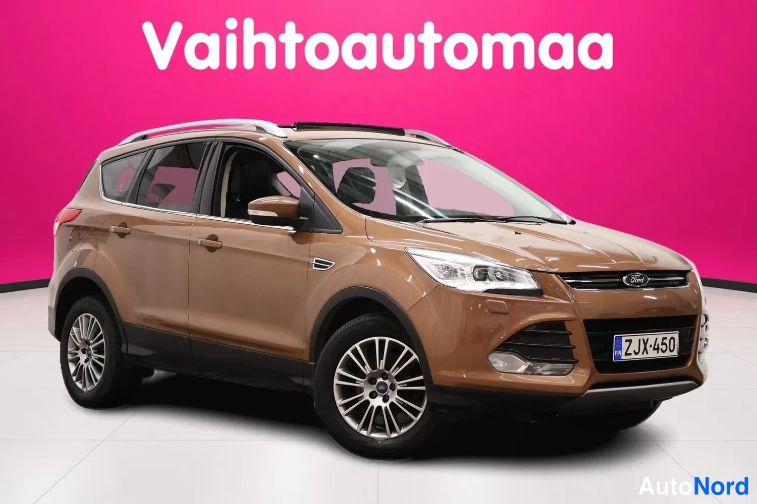 Etuviisto, nokka oikealle: Ruskea Ford Kuga -maastauto kolmannelta sektorilta edestä oikealta kuvattuna, rekisteritunnus.