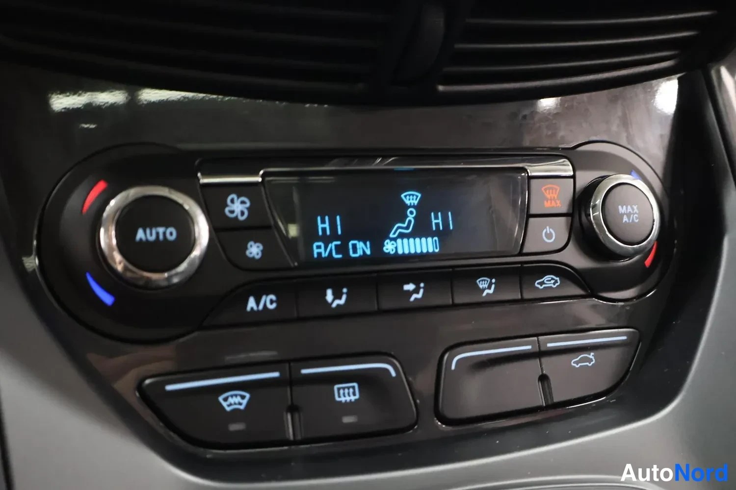 Muu: Automaattinen ilmastointipaneeli AUTO- ja MAX A/C -napeilla, näytössä HI ja A/C ON.