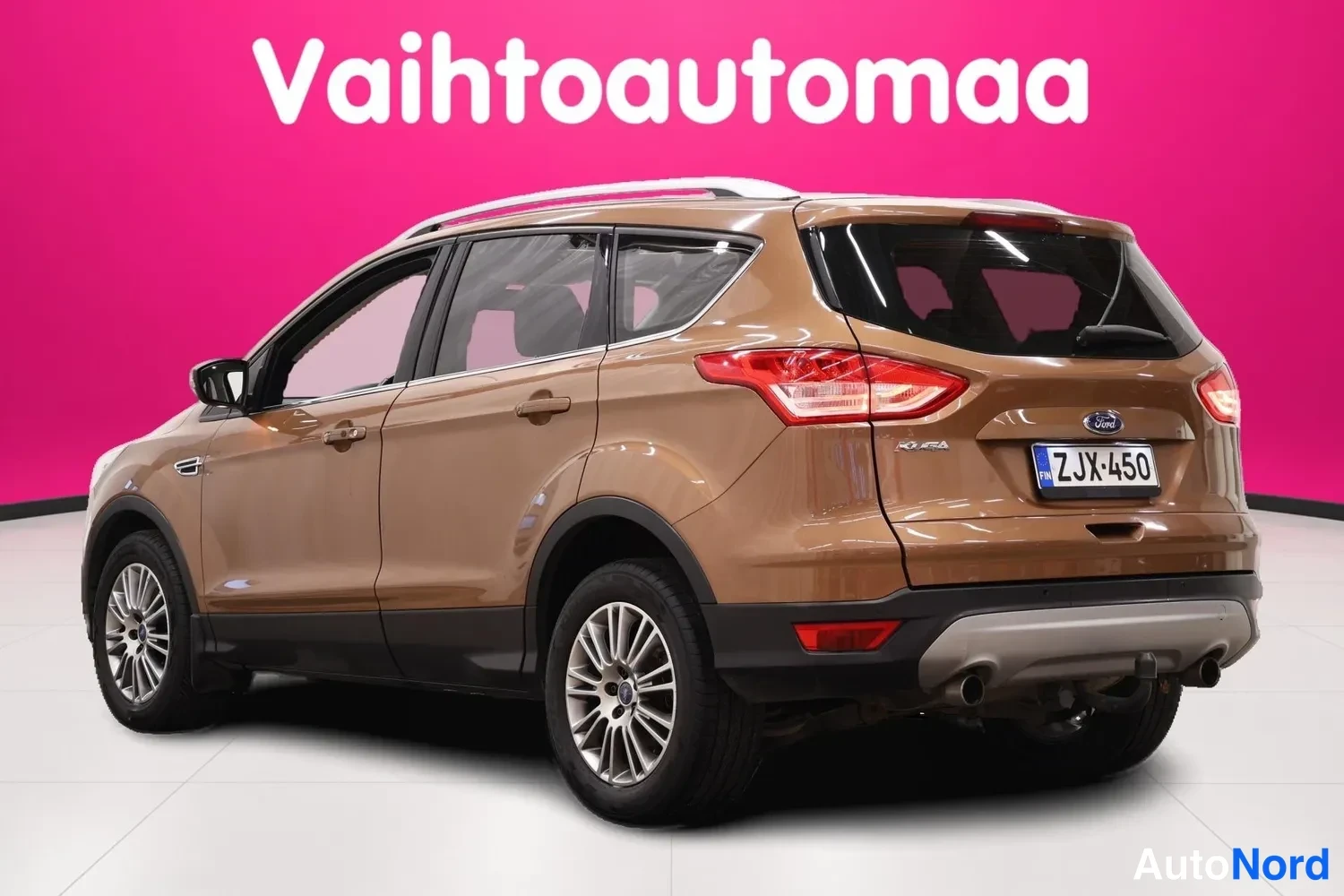 Takaviisto: Ruskea Ford Kuga kolmannelta sektorilta takaa vasemmalta kuvattuna, takavalot ja rekisteritunnus näkyvät.