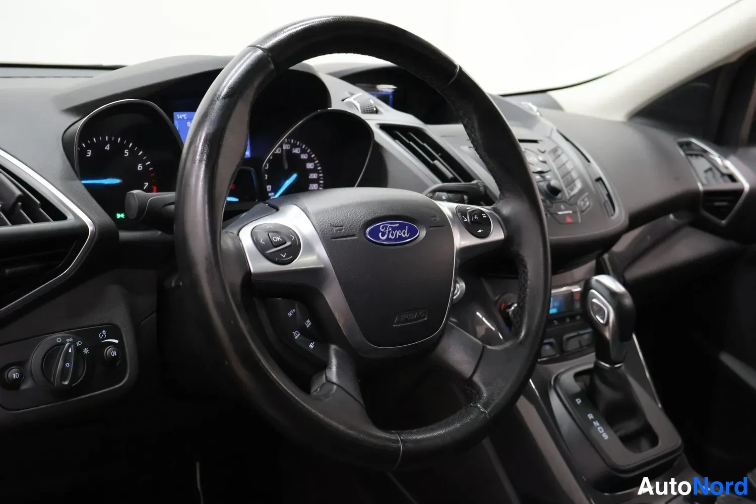 Muu: Ohjaamossa Ford-merkkinen ohjauspyörä, mittaristo ja automaattivaihteen valitsin.