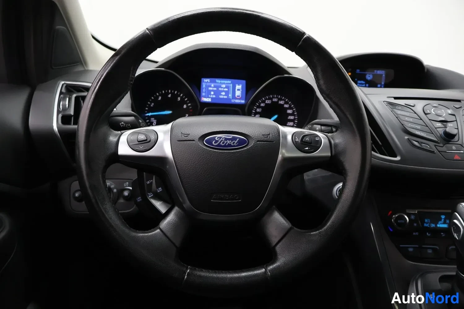 Muu: Ford-ohjauspyörä ja mittaristo, mittariston näytössä ajotietoja.