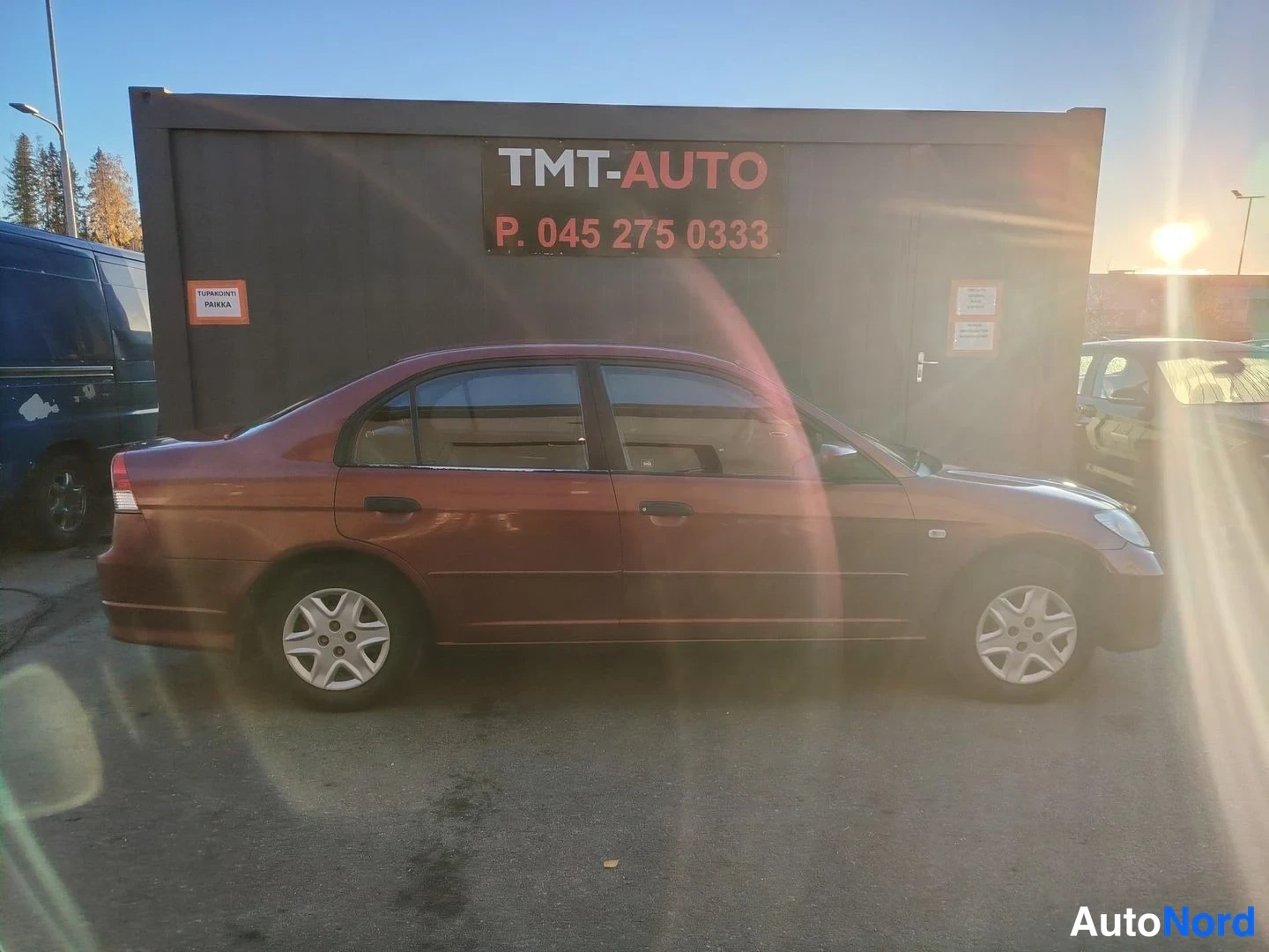 Punainen Honda Civic 2005, sivulta, kuva 3