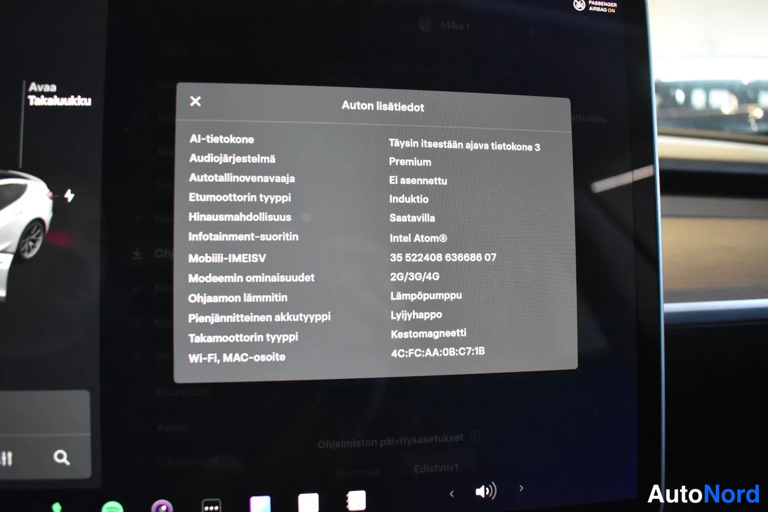 Muu: Tesla Model 3:n näytön Auton lisätiedot -ikkuna: Premium-äänentoisto, lämpöpumppu, Intel Atom -infotainment-suoritin.