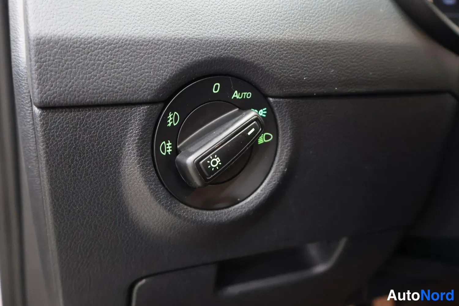 Muu: Valokatkaisijan nupp, jossa Auto-asento ja sumuvalojen symbolit.