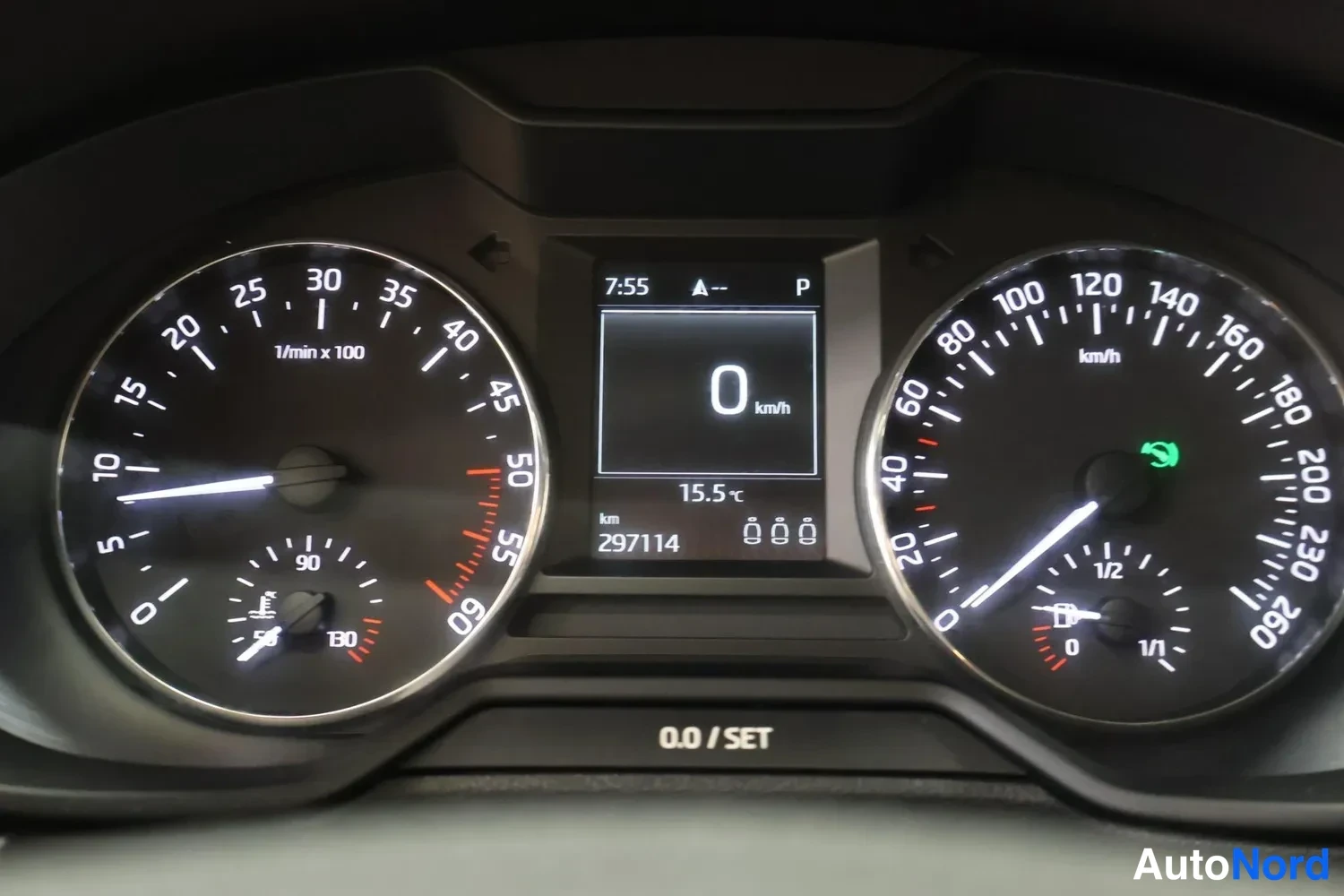 Yksityiskohta: Vaihtovaihteen mittaristo lukemassa 0 km/h, 15.5 °C ja 297114 km