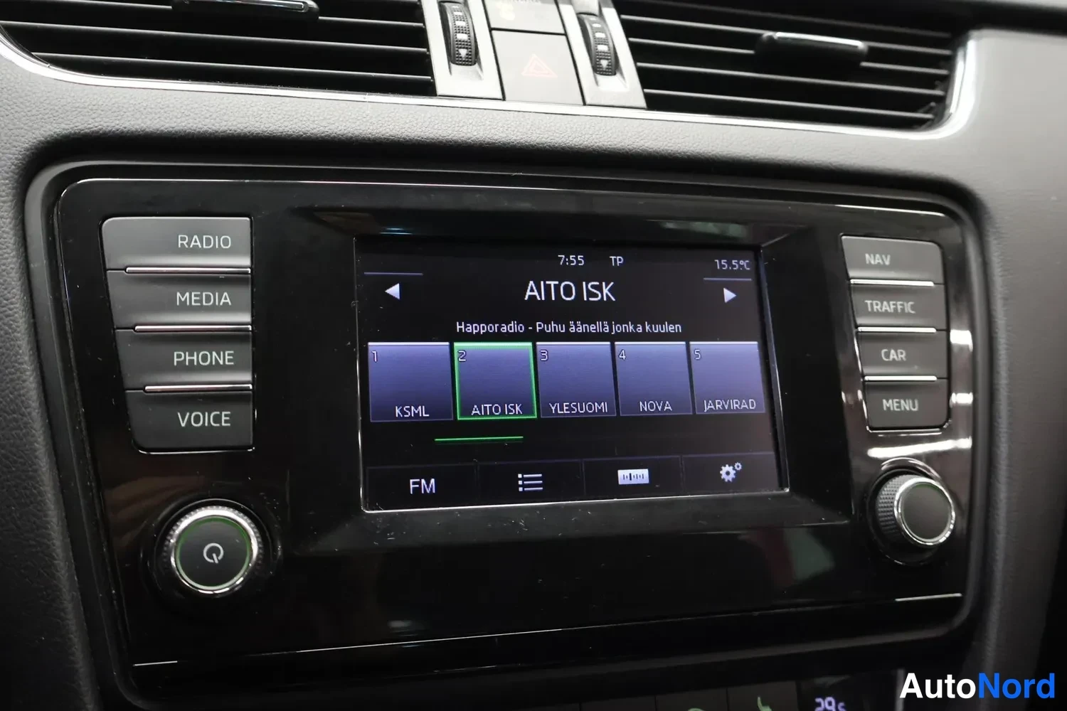Muu: Auton kojelaudan medianäyttö näyttää FM-radiokanavalistaa, jossa on valittuna kanava AITO ISK; näppäimet RADIO, MEDIA, PHONE, VOICE, NAV, TRAFFIC, CAR ja MENU n