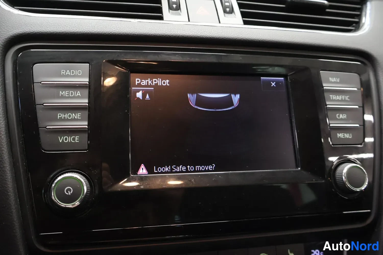 Muu: Medianäyttö näyttää ParkPilot-tutkanäytön tekstillä 'Look! Safe to move?'; NAV-, TRAFFIC-, CAR- ja MENU-näppäimet näkyvät.