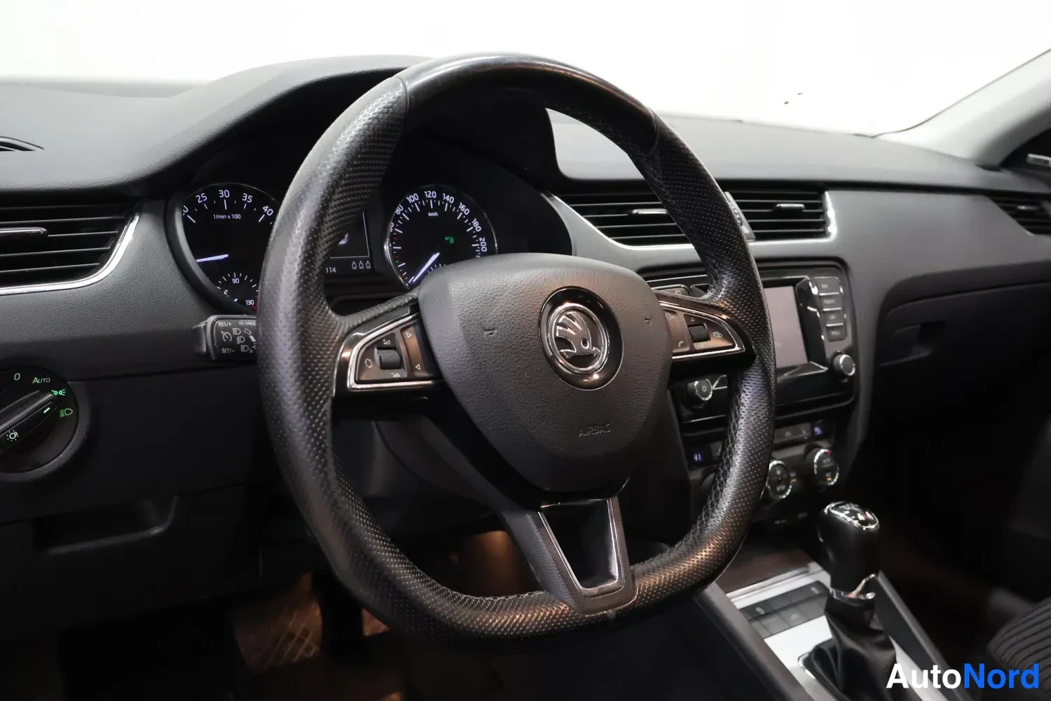 Muu: Skoda-merkkiohjauspyörä, mittaristo ja automaattivaihteen valitsin.