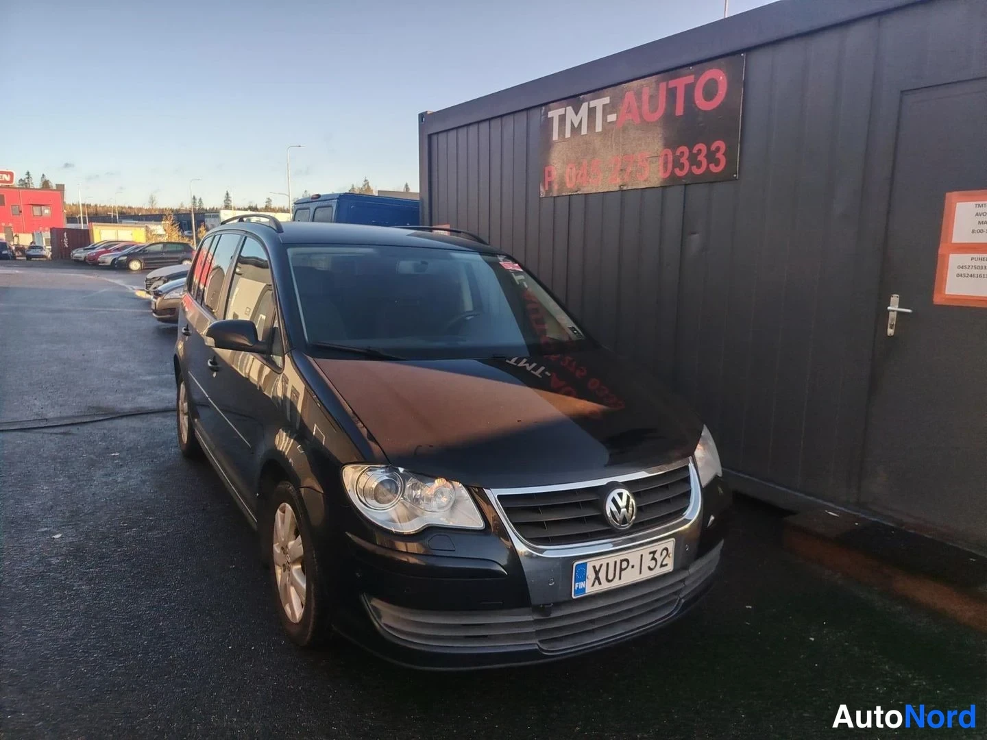 Musta Volkswagen Touran 2009, etuviisto, keula oikealle, kuva 2