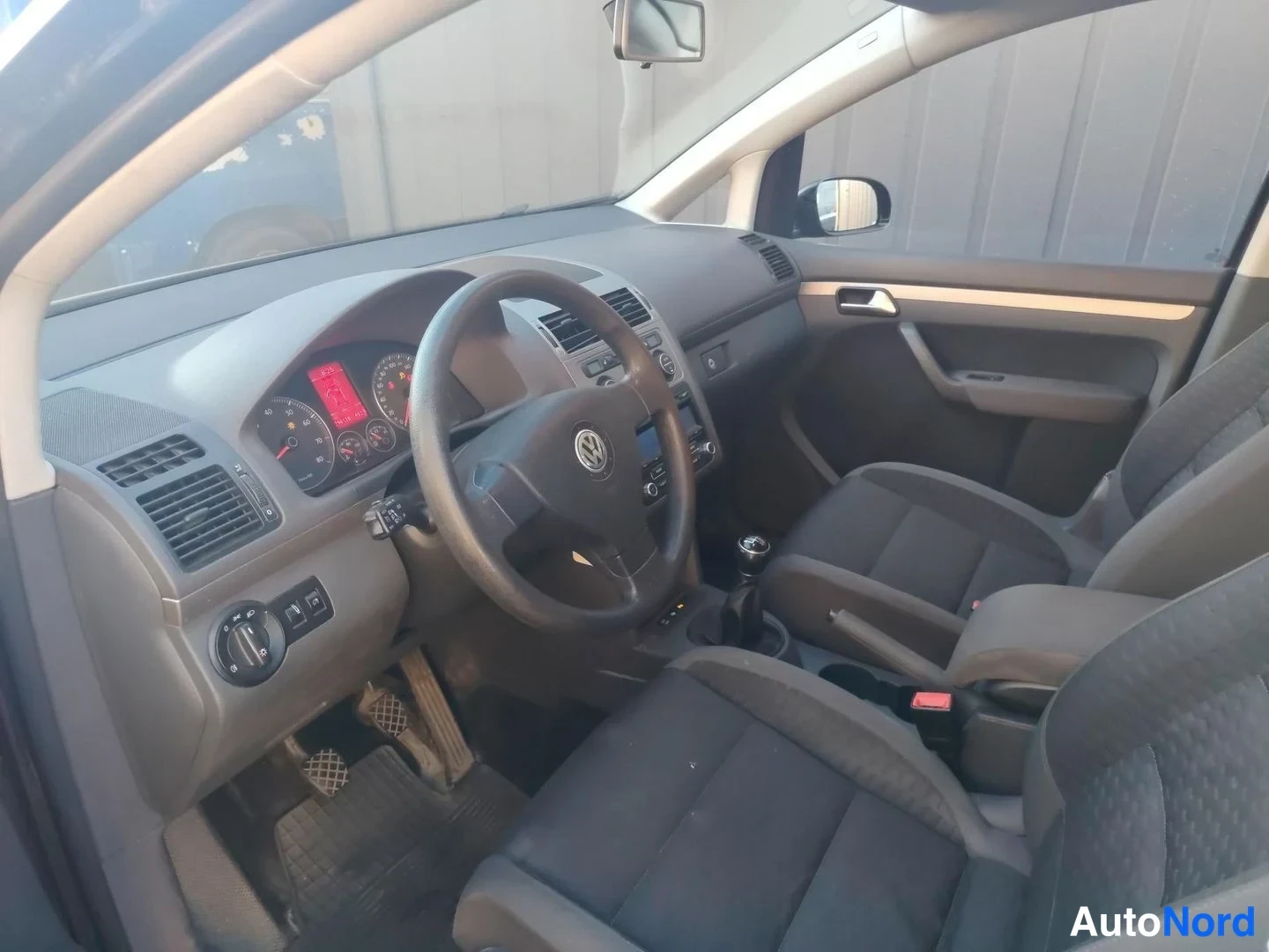 Musta Volkswagen Touran 2009, ohjaamo, kuva 7