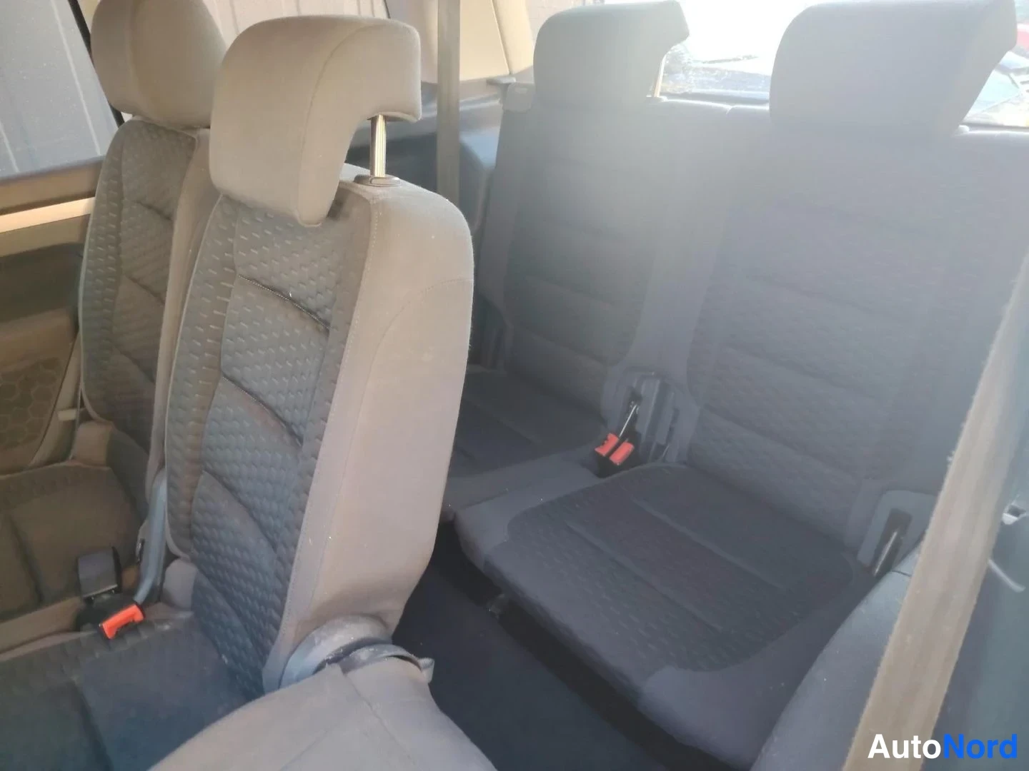 Musta Volkswagen Touran 2009, takaistuimet, kuva 10
