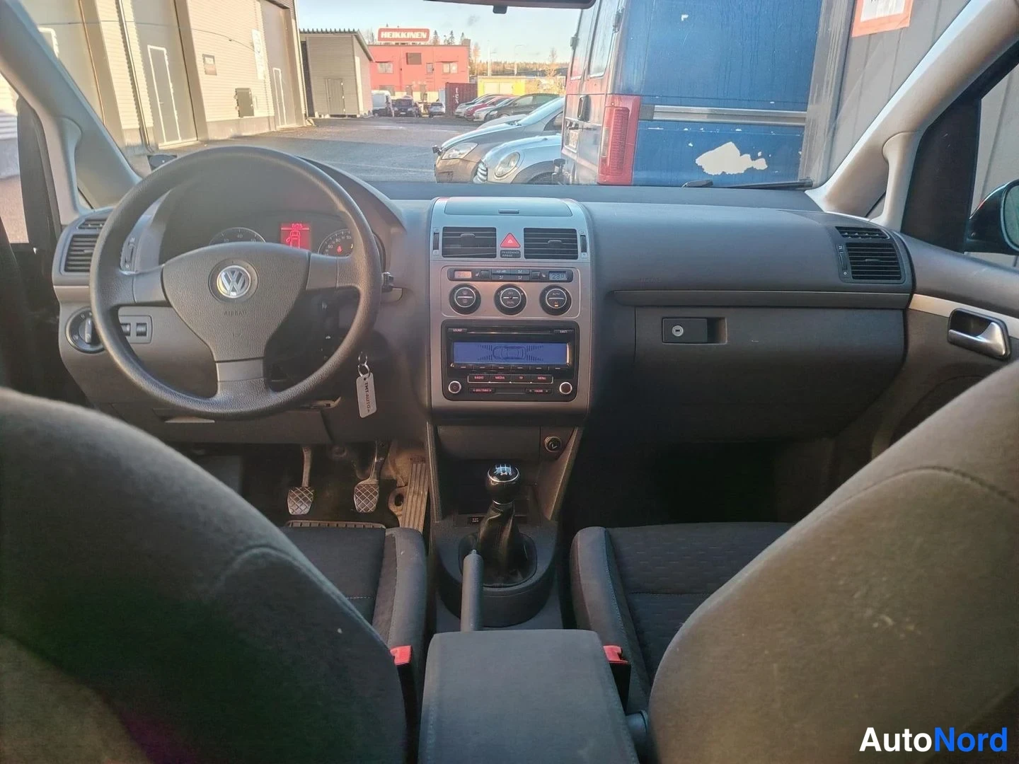 Musta Volkswagen Touran 2009, ohjaamo, kuva 8