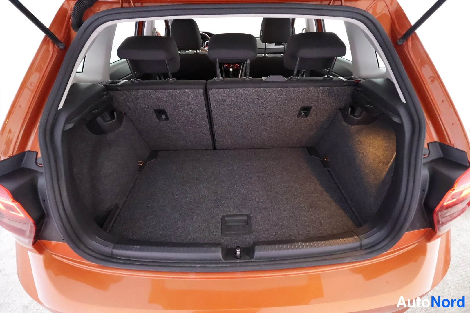 Oranssi Volkswagen Polo 2017, takaa, kuva 9
