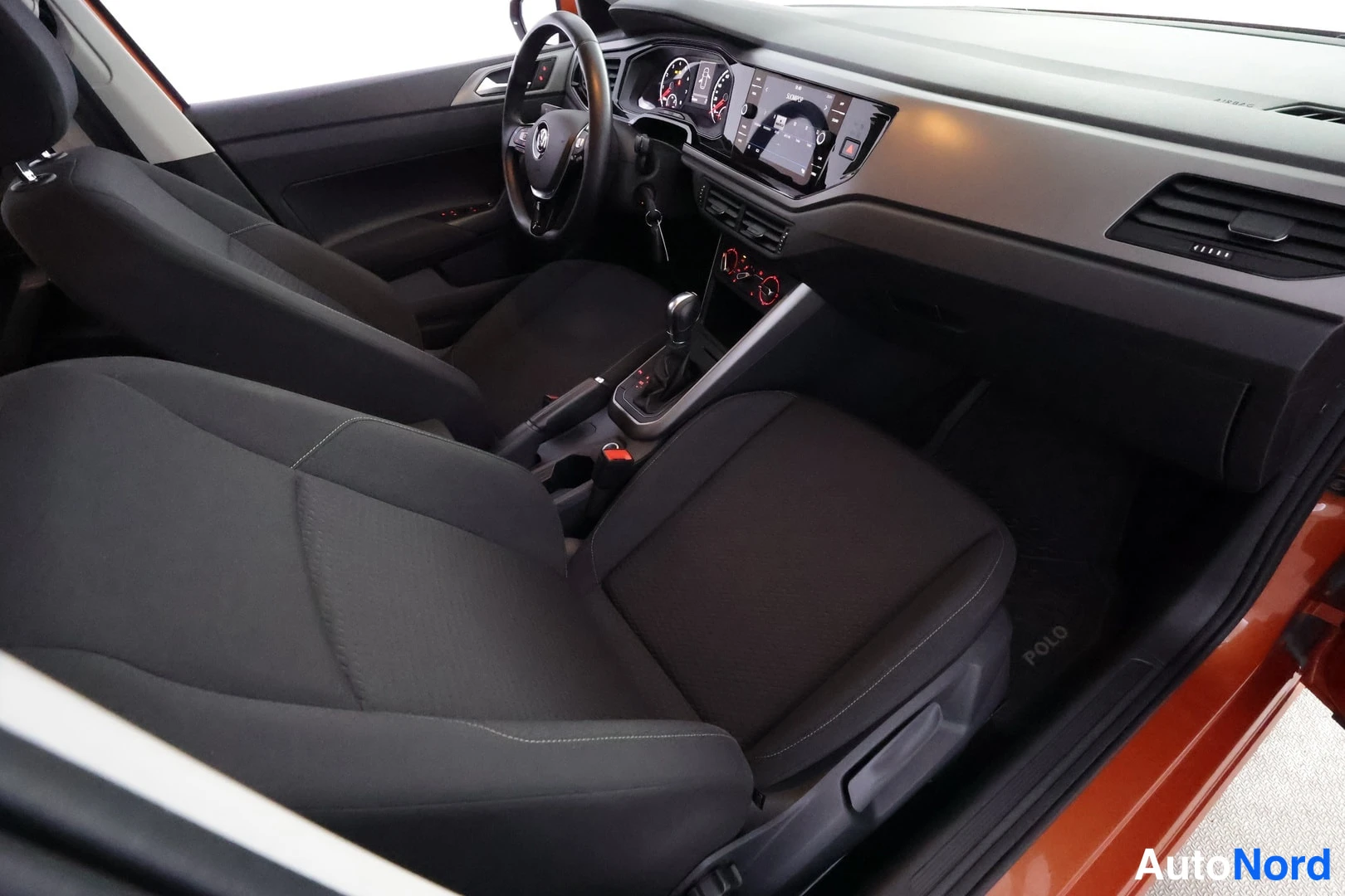 Oranssi Volkswagen Polo 2017, kuva 25
