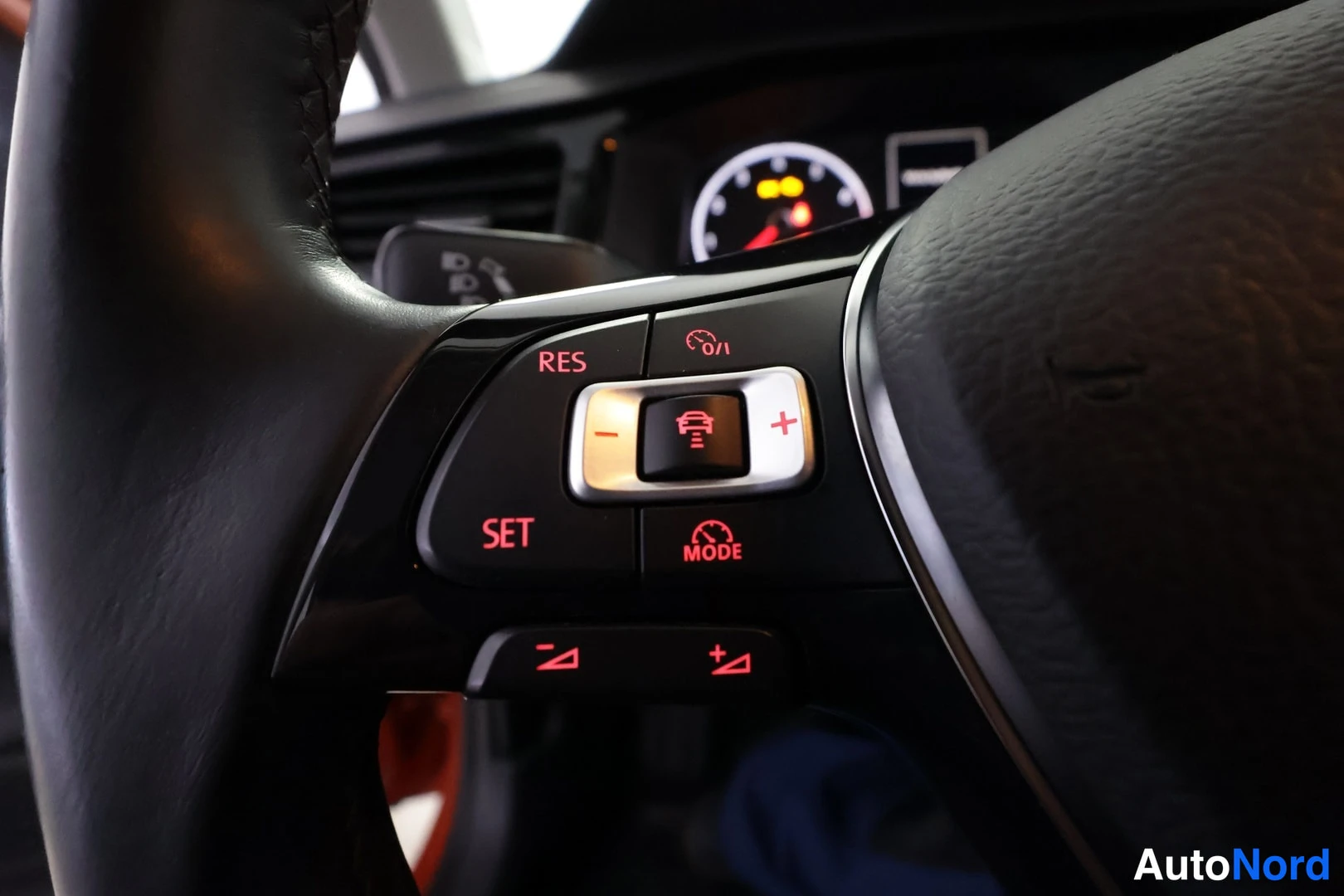 Oranssi Volkswagen Polo 2017, edestä, kuva 10