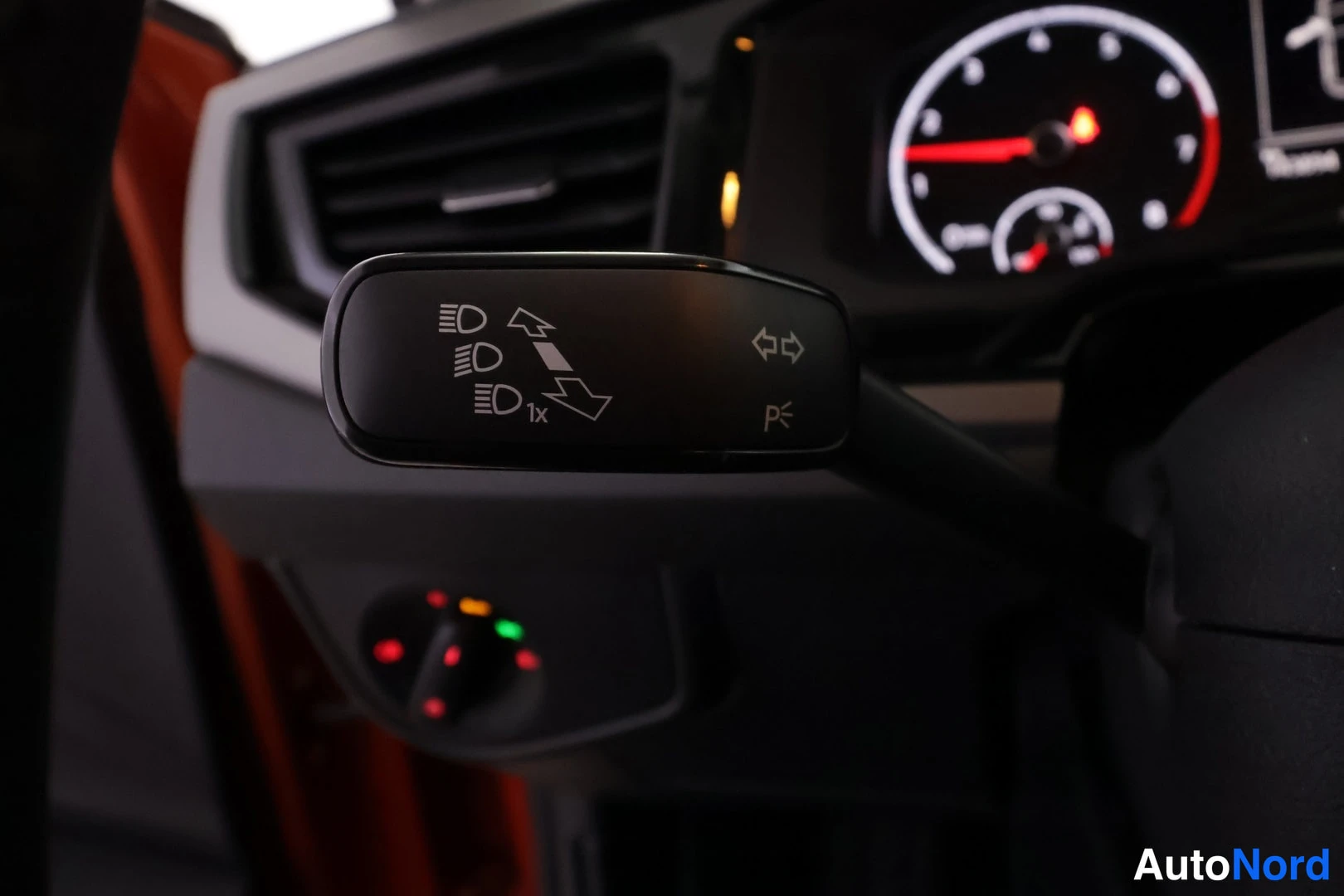 Oranssi Volkswagen Polo 2017, edestä, kuva 4