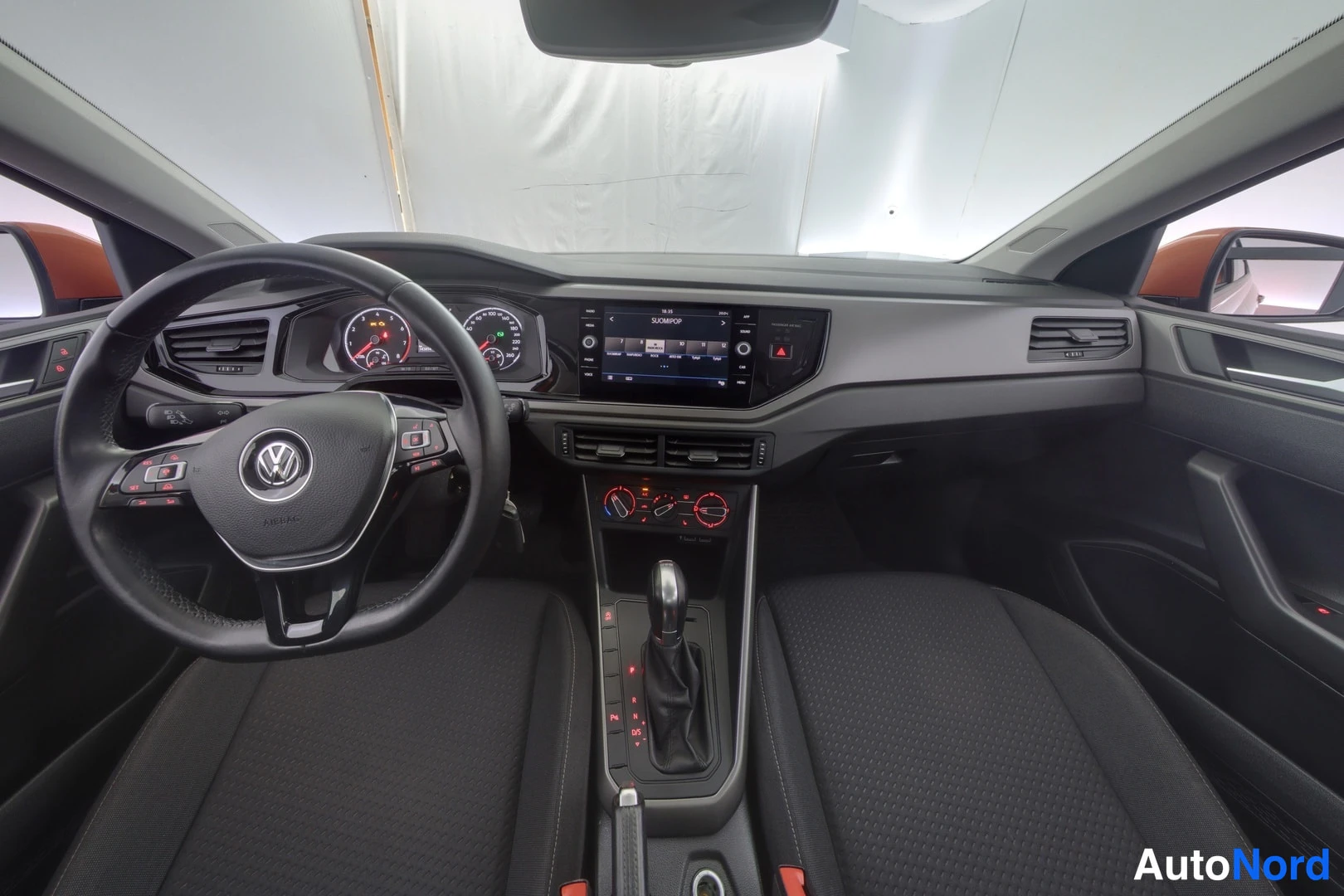 Oranssi Volkswagen Polo 2017, kuva 31