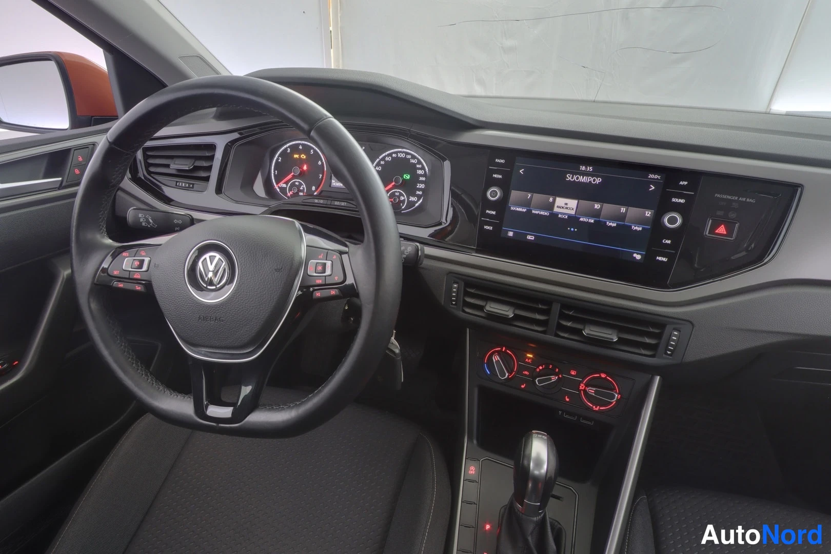 Oranssi Volkswagen Polo 2017, kuva 15