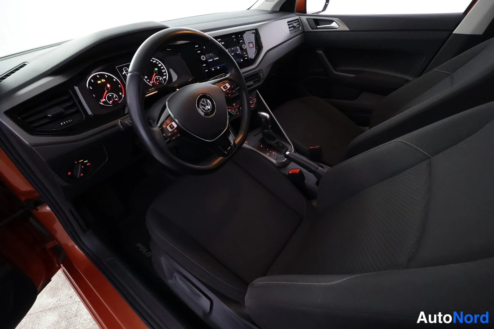 Oranssi Volkswagen Polo 2017, kuva 17